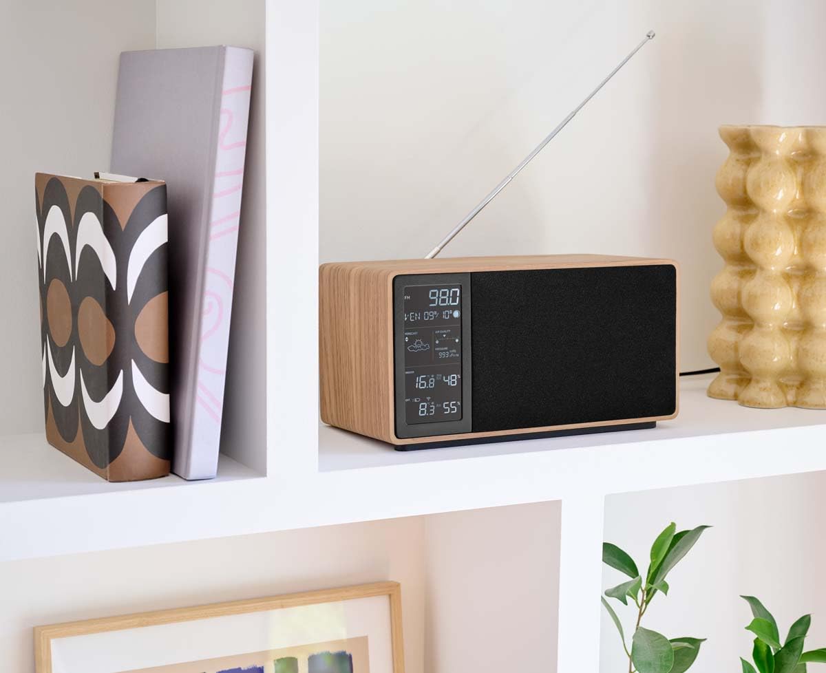 THOMSON Enceinte Bluetooth et Station Météo, Radio FM, Haut-Parleur Puissance 50W, Sonde Extérieure sans Fil, Analyse Qualité de l'Air Intérieure, Télécommande, Large Ecran LCD - en Bois - WS202TBK