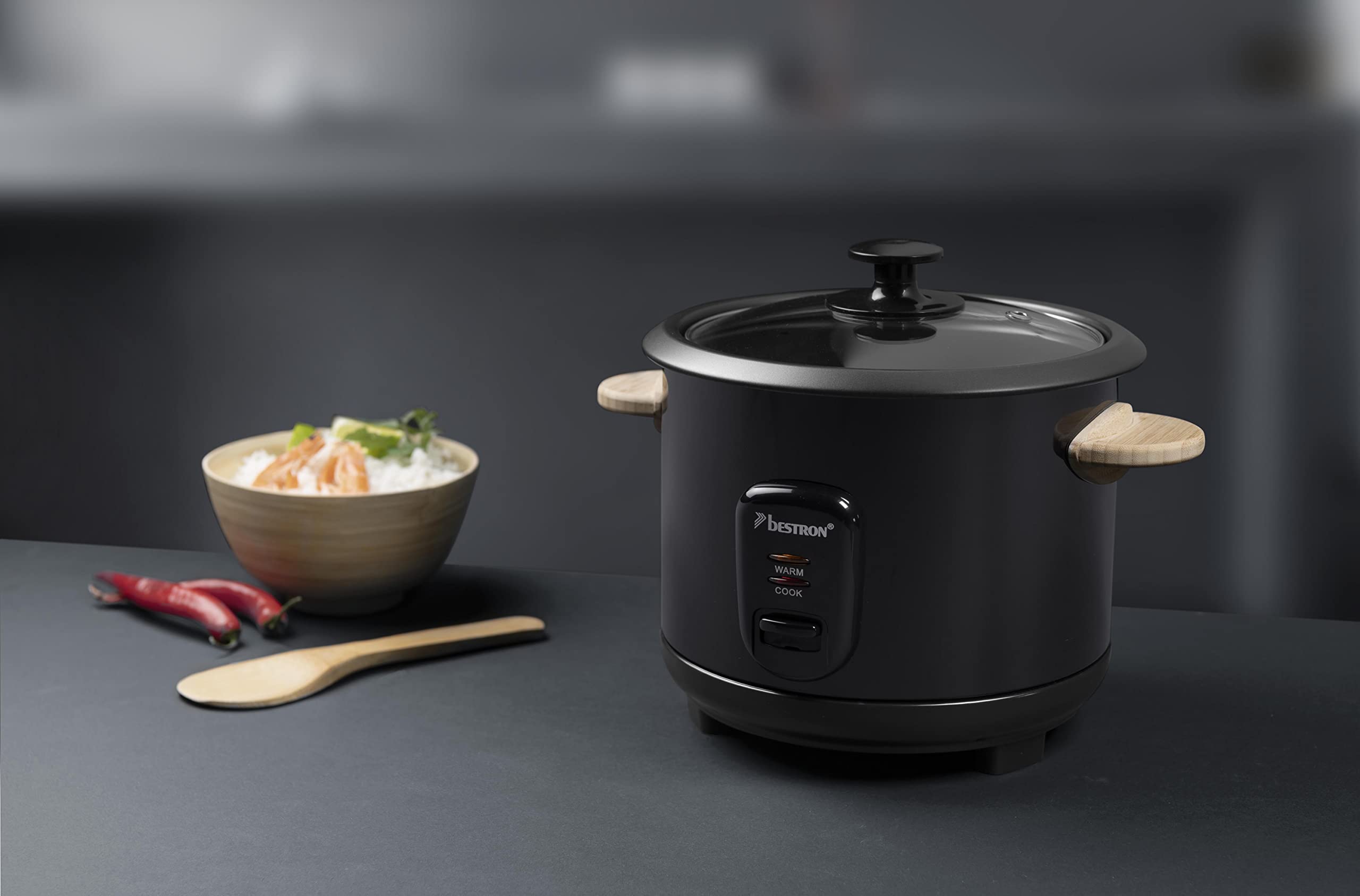Bestron Cuiseur à riz avec poignées en bois, pour 8 à 10 personnes, avec tasse à mesurer et cuillère à riz, avec fonction chauffante, capacité de 1,8 l, 700 W, couleur : noir