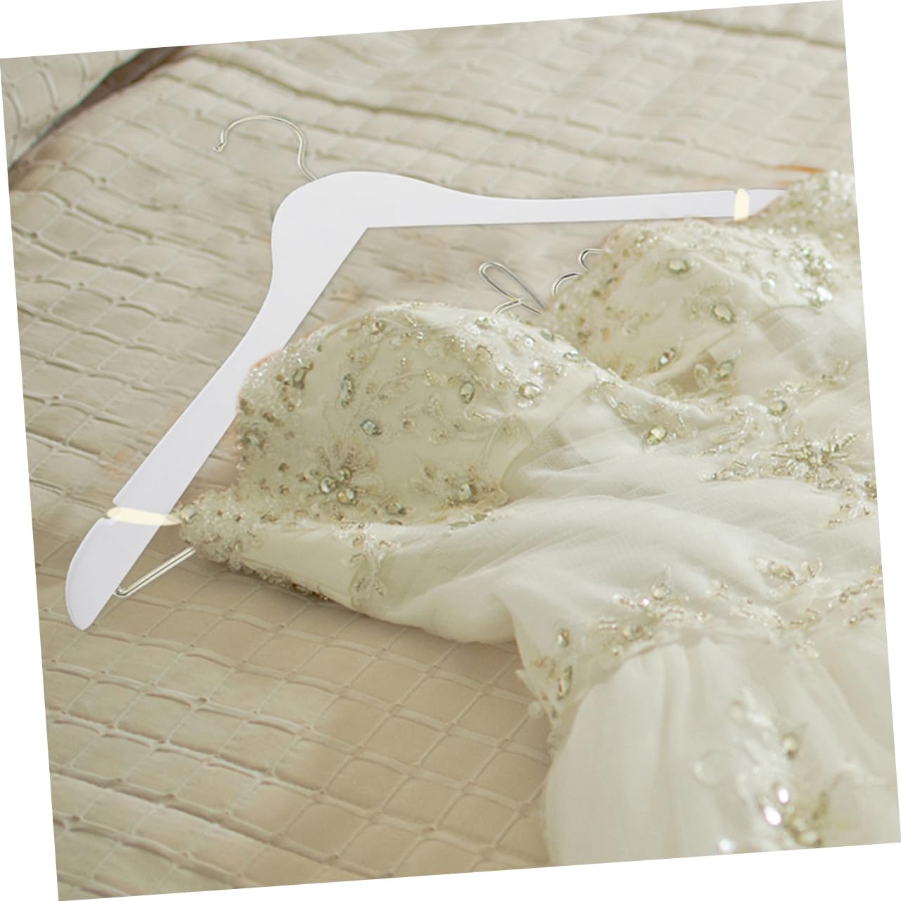 Legno e Ferro Bianco 2 Pezzi Gruccia per Abiti da Sposa | Riutilizzabile e Antiscivolo, per Organizzare e Conservare Capo Nuziale, Delicata e Creativa