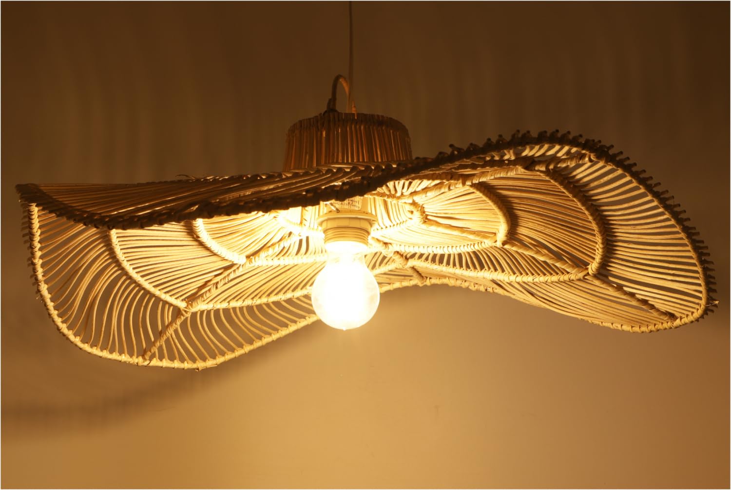 GURU SHOP Deckenlampe handgemacht aus Rattan, modern, Bali, Galanga | Schöne Hutform, geflochtenes Design, zaubert Schattenmuster, natürliche Materialien, ideal für Wohnräume.