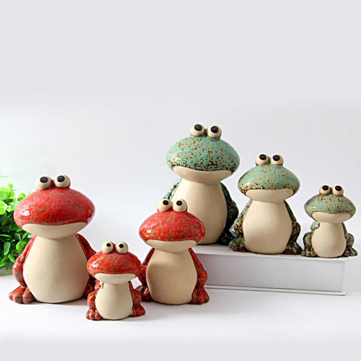 Yardenfun 1juego Figuras Decorativas de Cerámica Forma de Ranas Verdes para Escritorio Adorno Creativo para Hogar y Oficina Estatua de Cerámica Suave y Vistosa