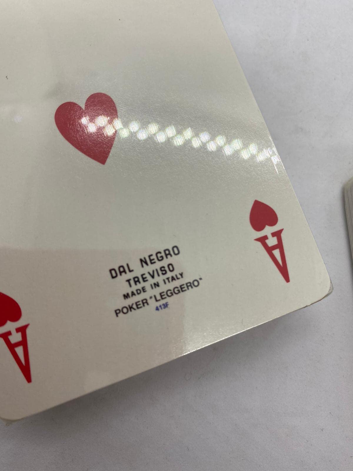 Confezione, scatolina in plastica trasparente con due mazzi da 54 carte rosse e blu, in cartoncino plastificato, misura confezione 14,5x10 centimetri, due mazzi sigillati (confezione da 50 pezzi)