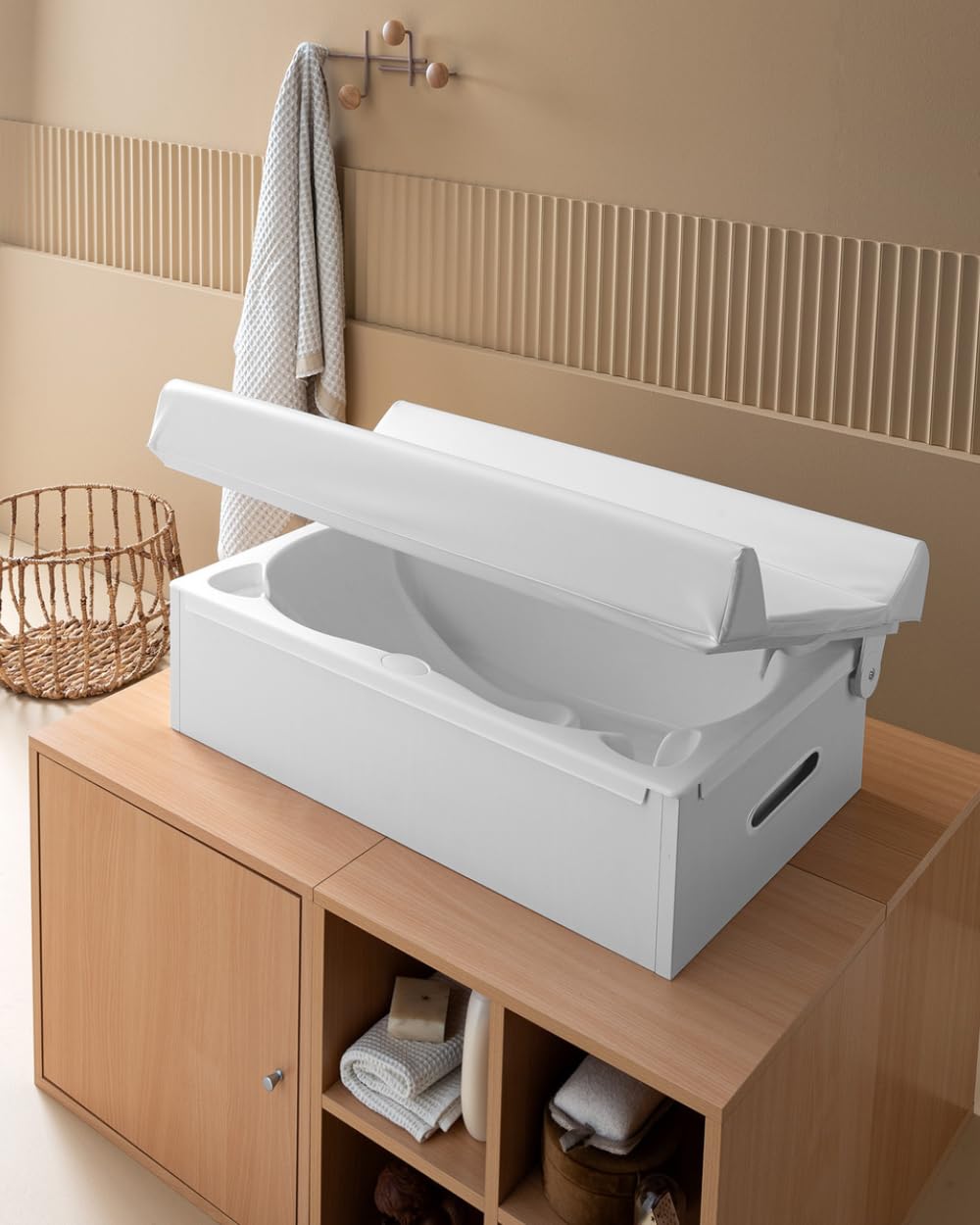 G.A. | Baby Collection – Bañera para bañera con tapa y cojín 80 x 50 x 29 cm, bañera de diseño ergonómico con asiento antideslizante, fabricada en Italia