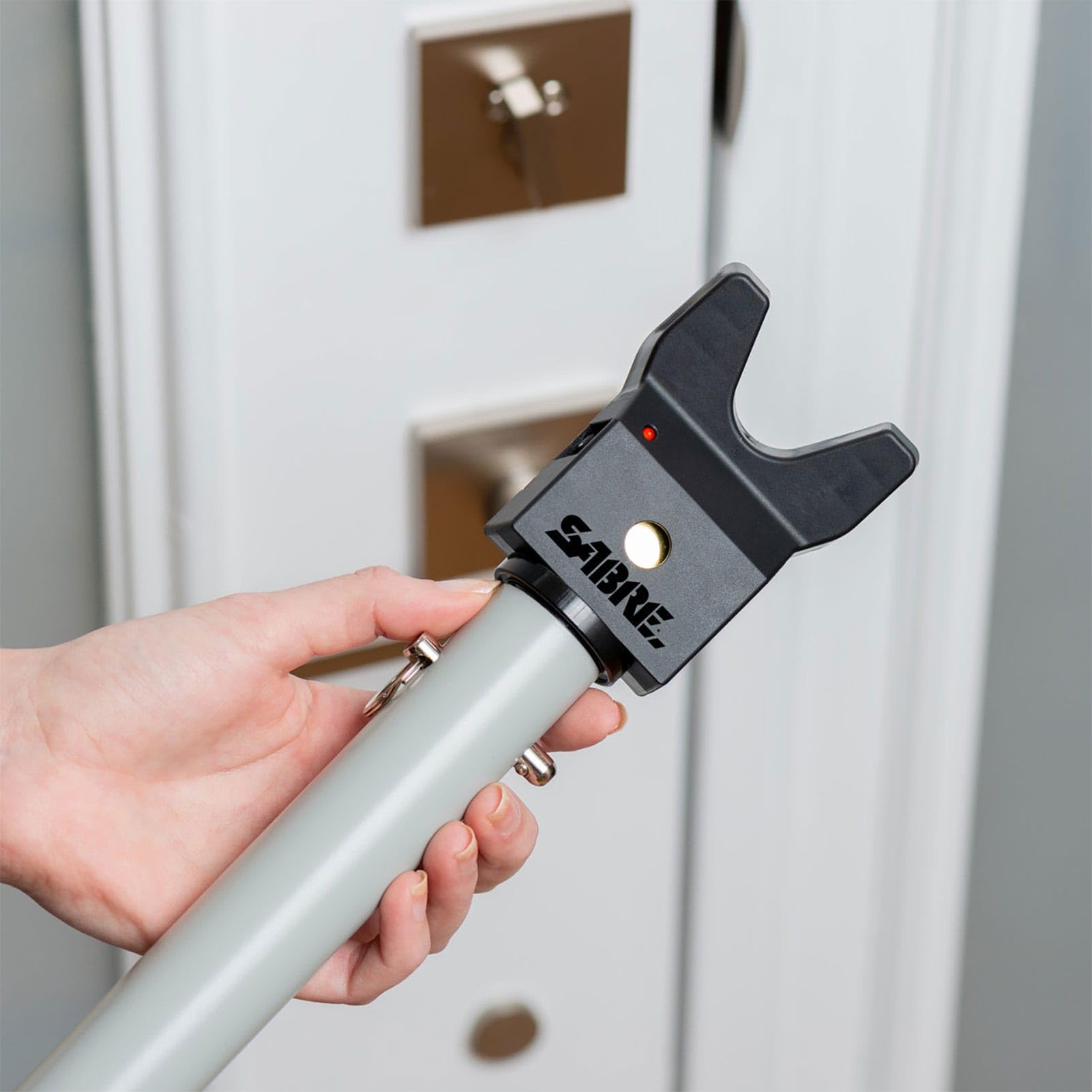 SABRE HS-DSBAB - Barra de Seguridad para Puerta con Alarma de detección de Vibraciones, Color Gris