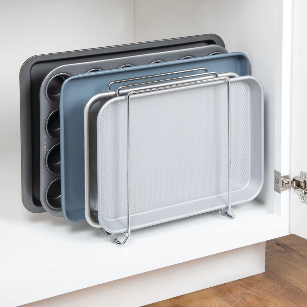 mDesign Poggiatoviglie in metallo per teglie - Porta coperchio compatto per armadio cucina - Supporto salvaspazio per pentole - Argento