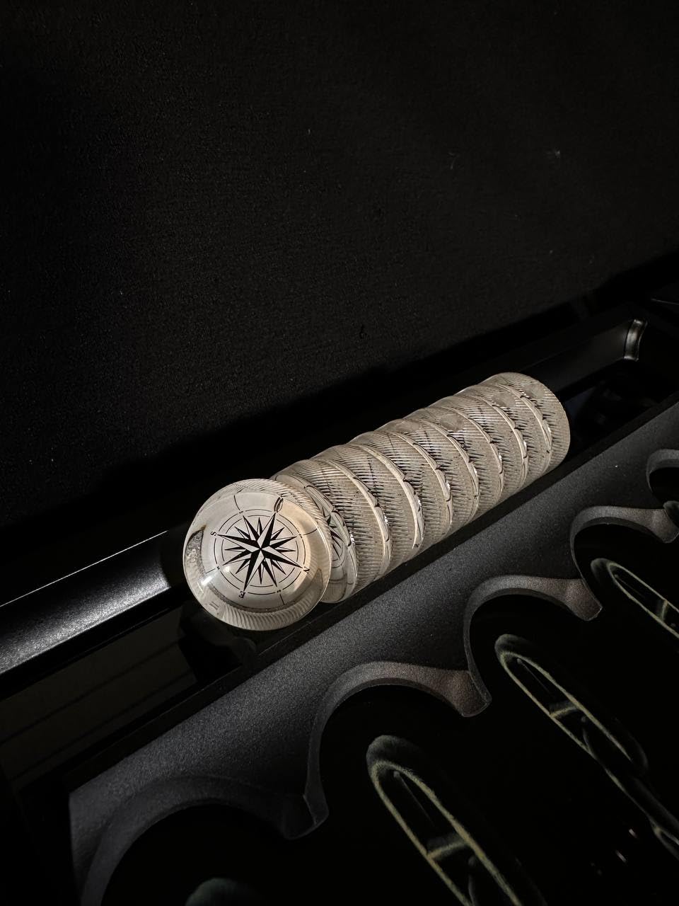 Luksusowy zestaw do gry w backgammon z hartowanego szkła – wzór róż, rycerza i statku – spersonalizowany prezent dla rodziny, przyjaciół i partnerów biznesowych