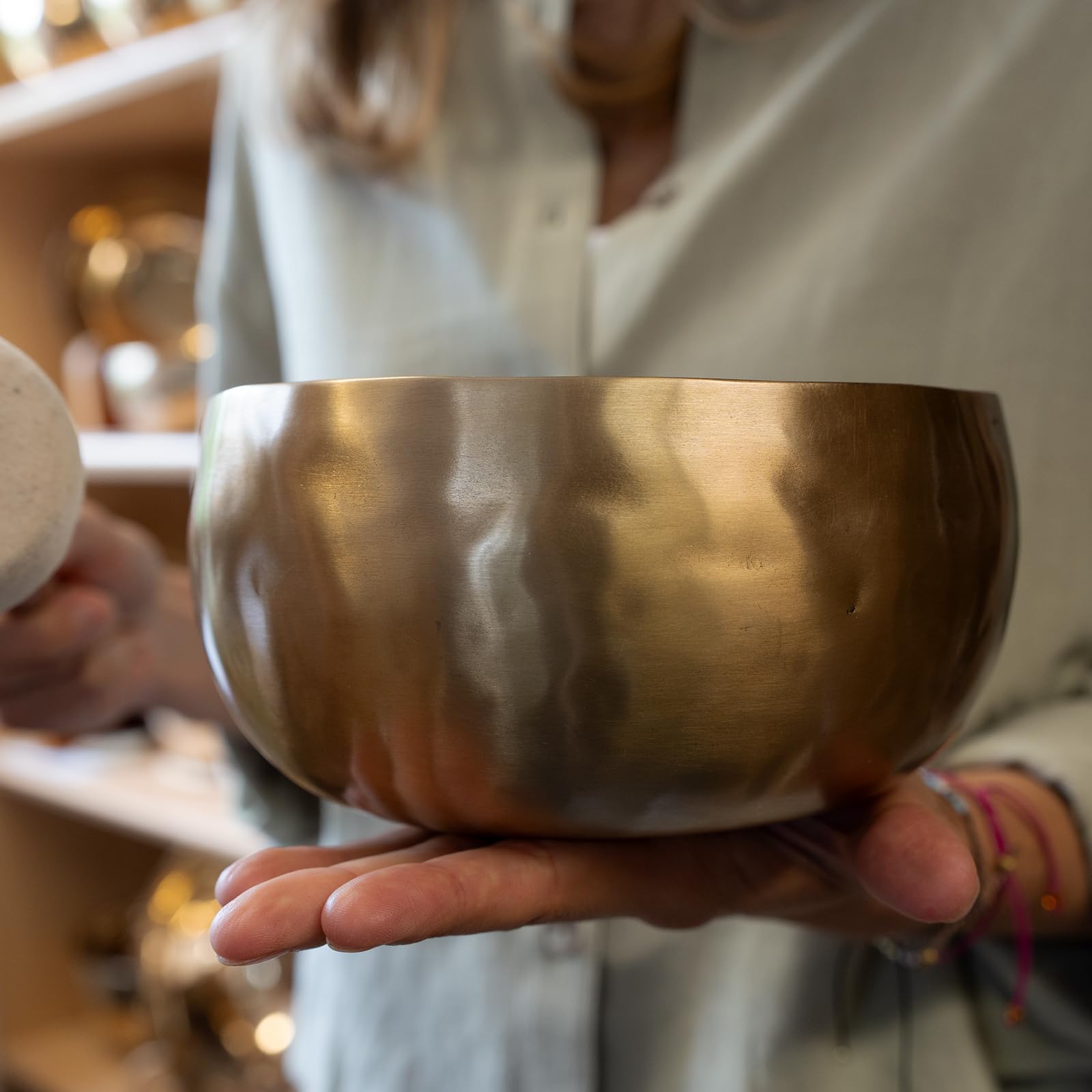 Nepal-Klangschale ca. 500–600 g, handgeschmiedet | Fair Trade aus Nepal, warmer, tiefer Klang, inkl. Zubehör