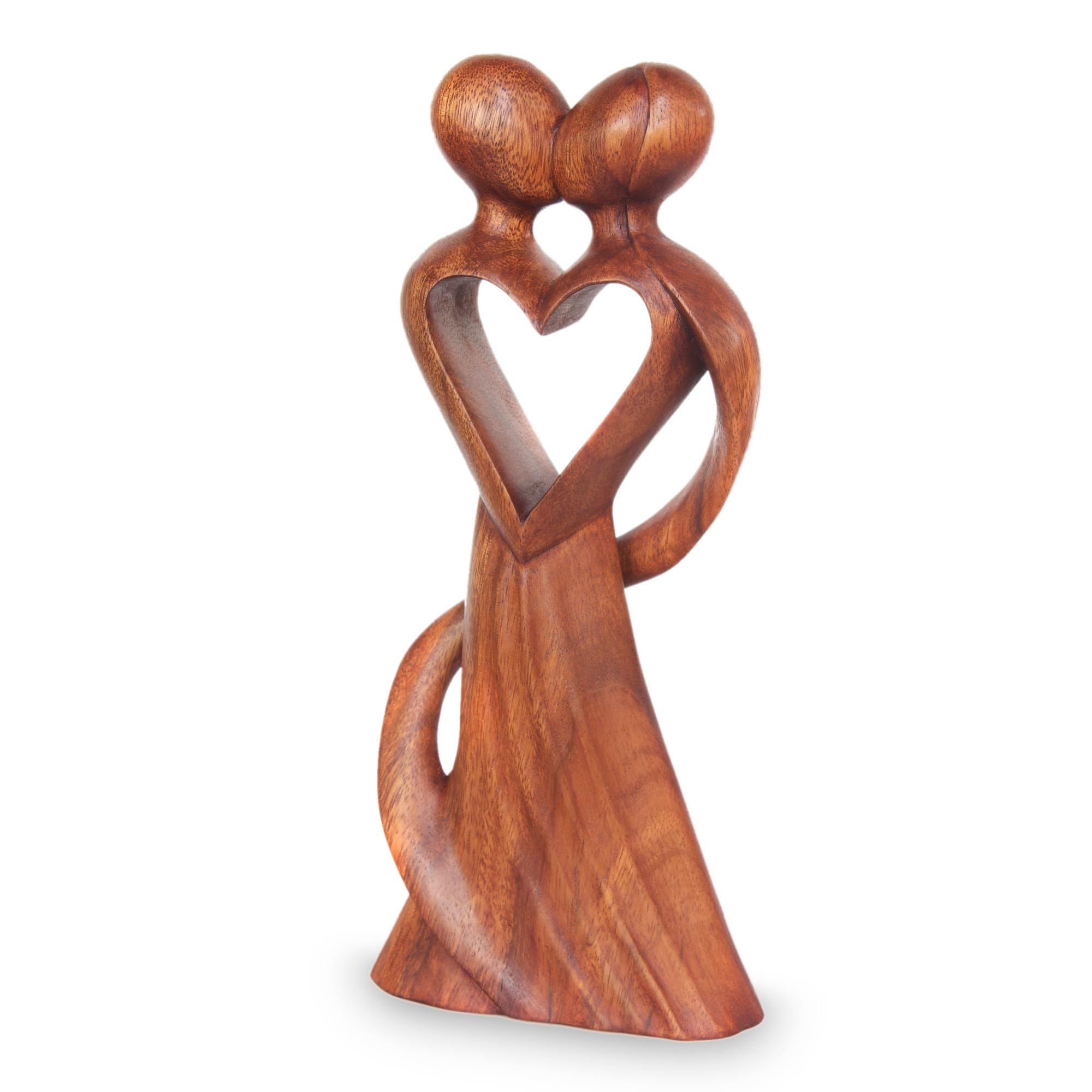 NOVICA Grande marrón romántico Suar Madera Escultura, 11,75 cm 'mi corazón y el suyo'