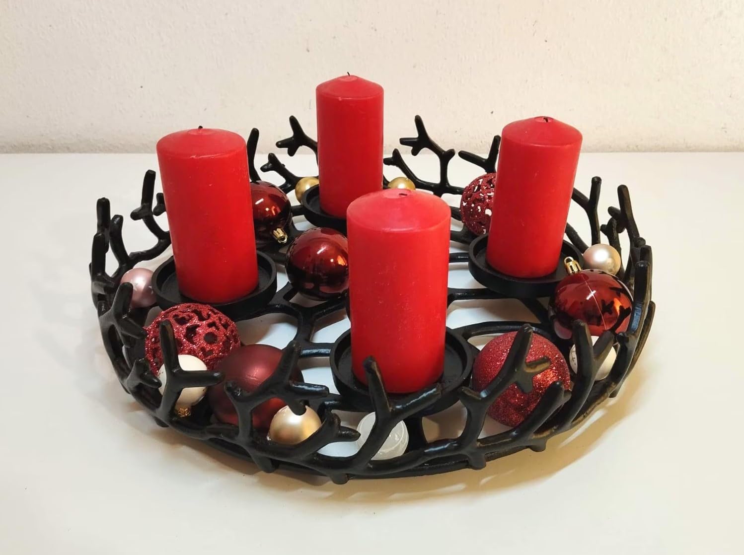 Couronne de l'Avent en métal noir pour illuminer votre table de Noël