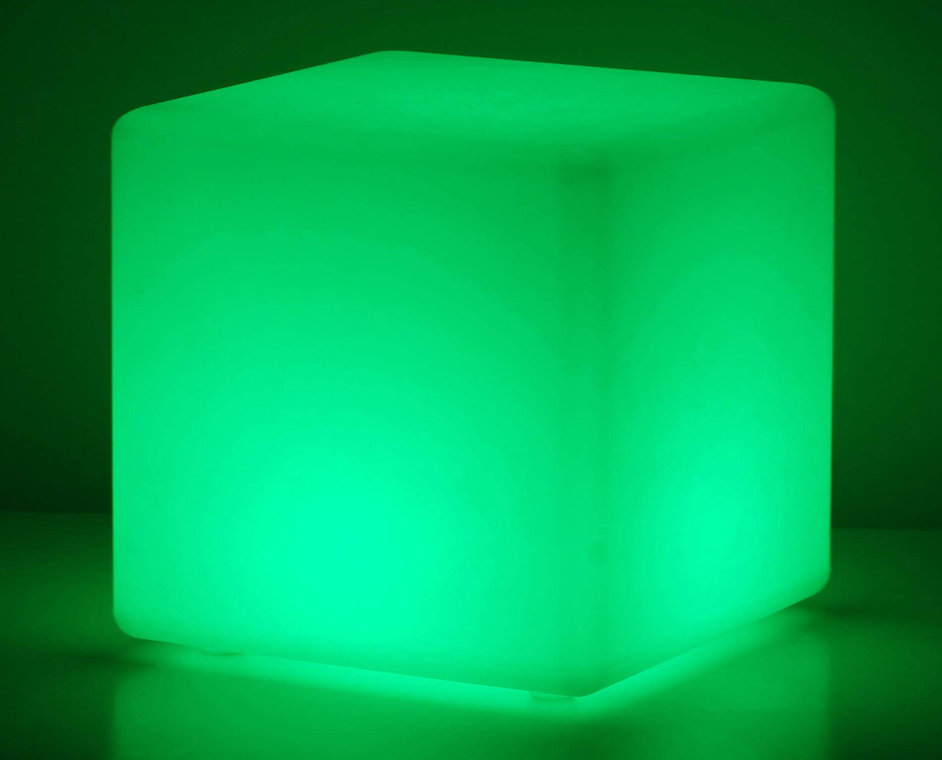 YAIR Cube Lumineux Carré pour sublimer un salon sombre sans installation