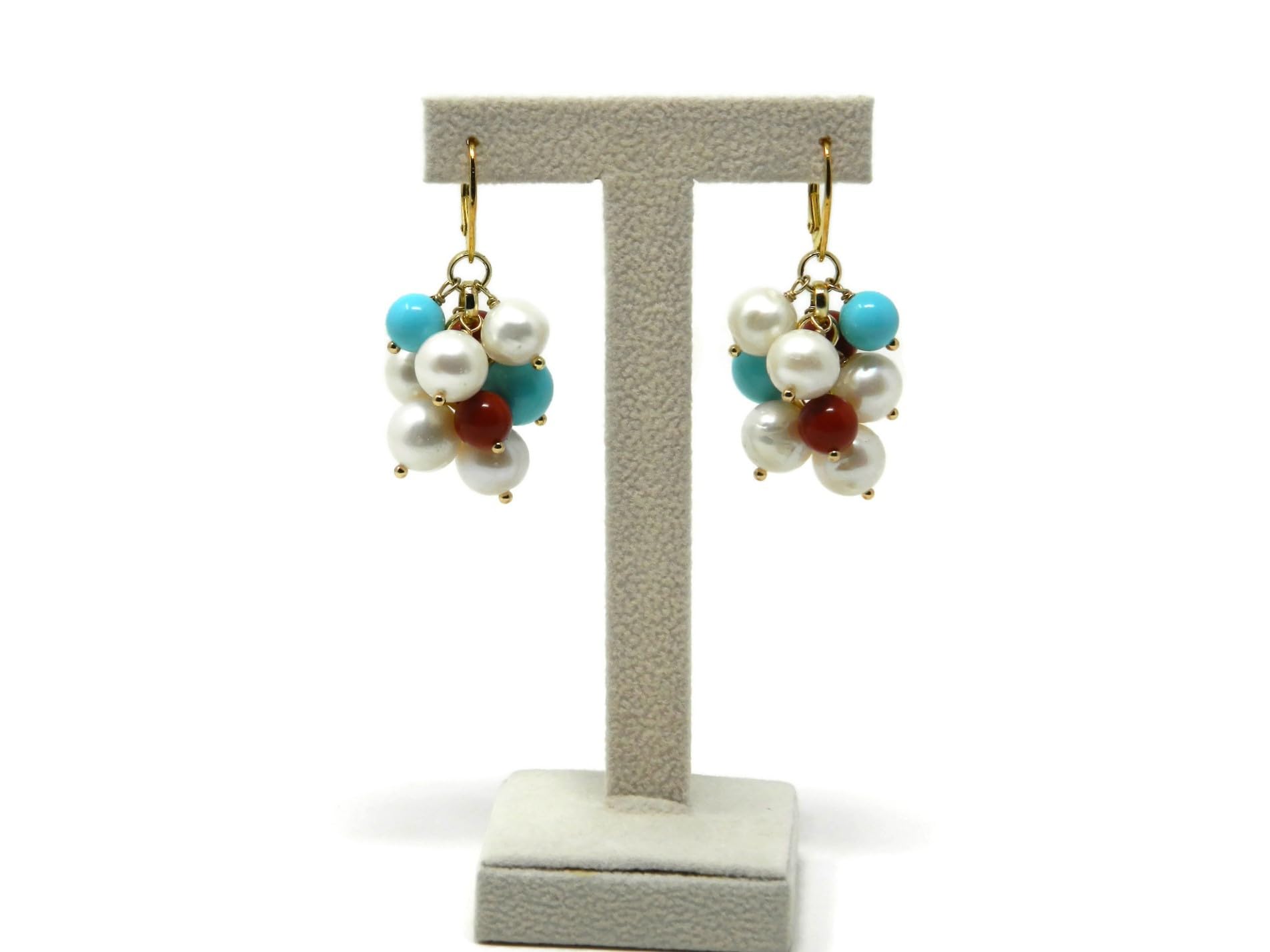 DodiGioielli Orecchini Pendenti a Grappolo con Perle di Fiume, Corallo e Turchese - Lunghezza 5 cm - Chiusura in Argento 925 Placcato Oro - Fatti a Mano in Italia