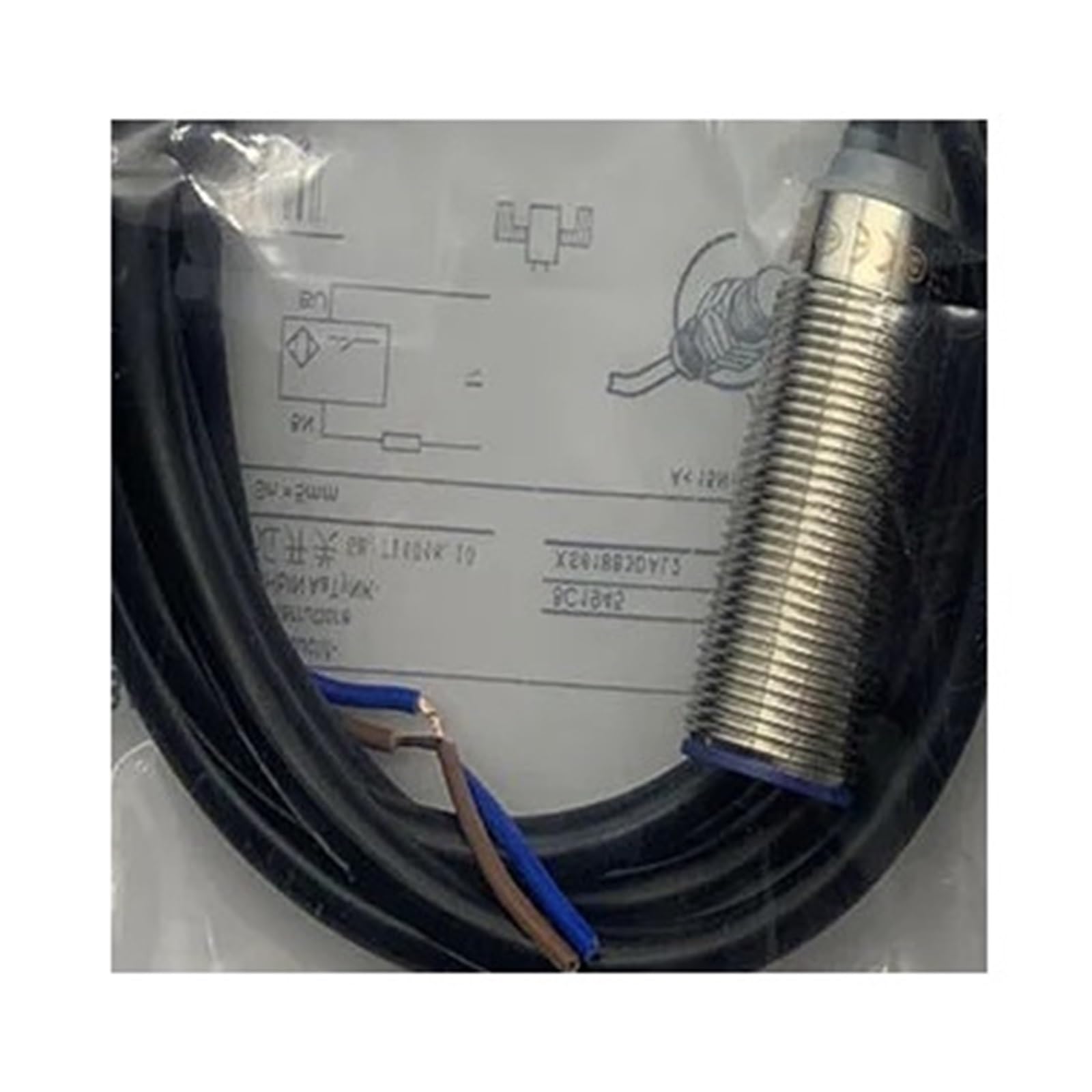 Capteur XS218BLNBL2 inductif étanche pour détection de position sur convoyeur industriel