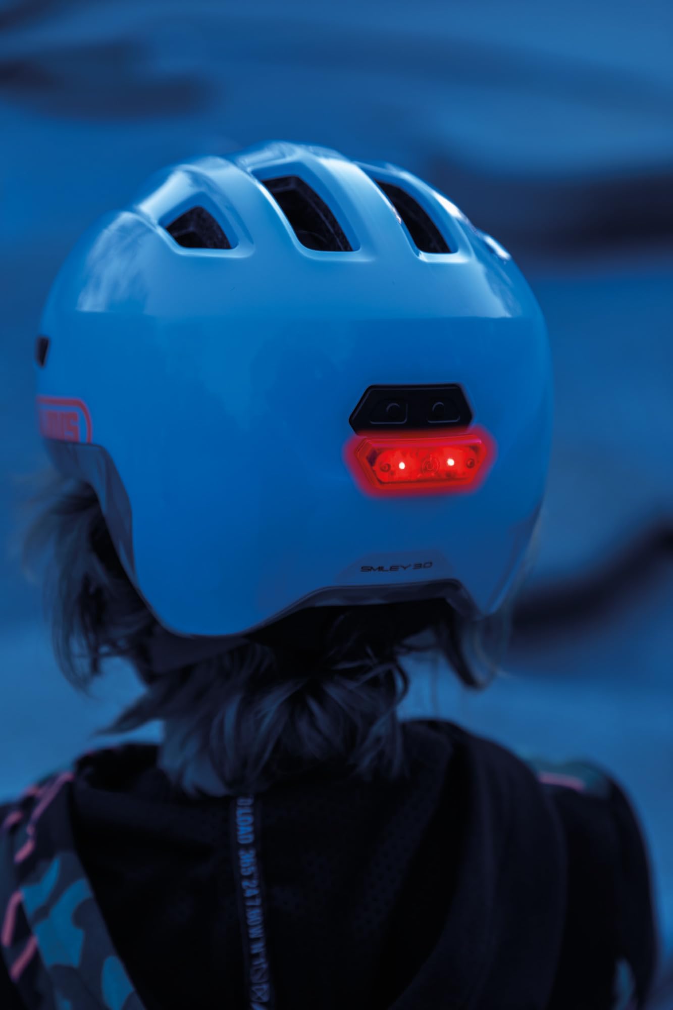 ABUS Kask dzieci?cy Smiley 3.0 ACE LED, kask rowerowy ze ?wiat?em, g??bokie dopasowanie i miejsce na warkocz, dla dziewcz?t i ch?opców, fioletowy b?yszcz?cy, rozmiar M