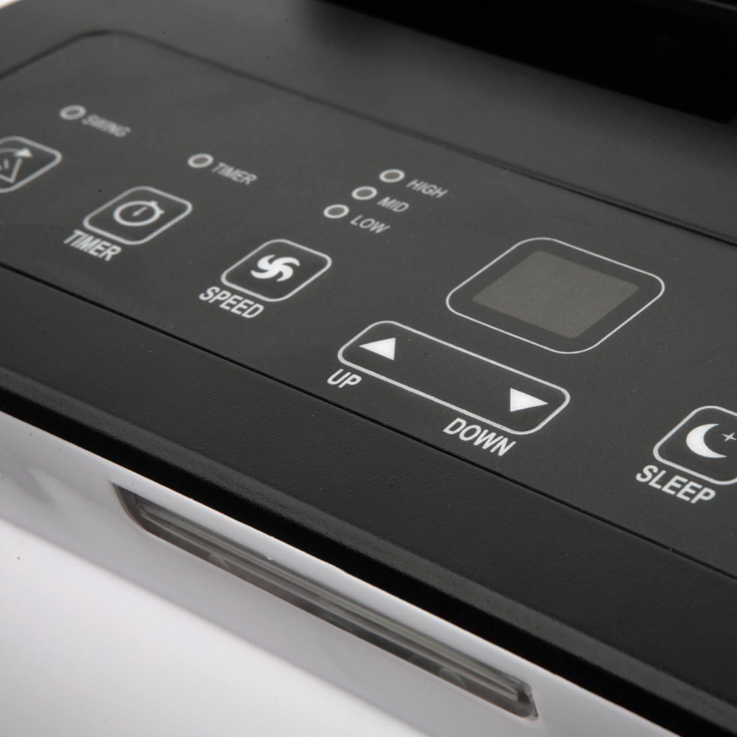 BLACK+DECKER - BXAC9000E. Condizionatore portatile. 2250fg / 9000btu. Termostato regolabile, con alette oscillanti.