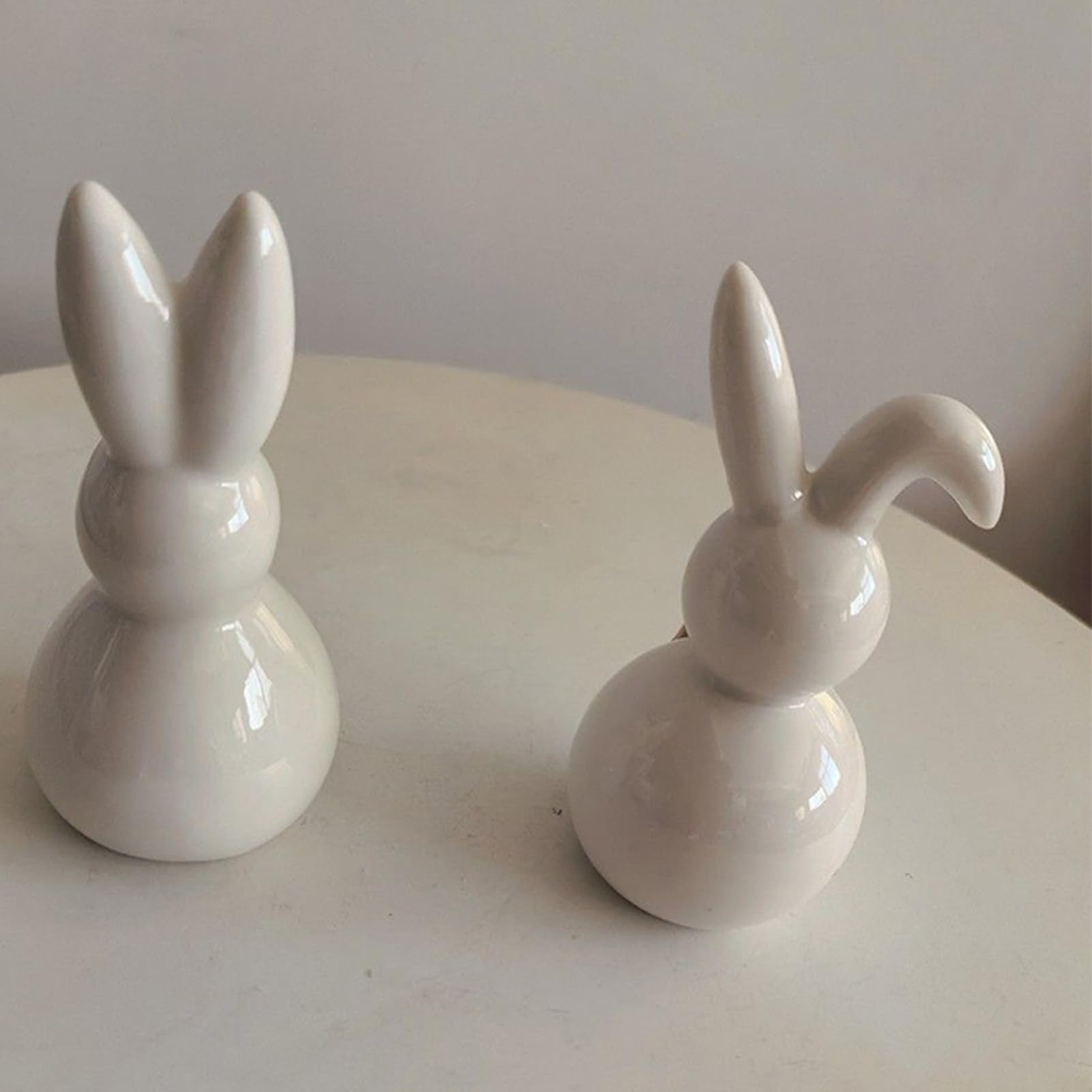 Statuetta di Coniglio in Ceramica con Scultura di Coniglietto Pasquale, Vacanze Primaverili Dipinta a Mano con Design a Fiocco | Decorazione Domestica Festosa per Soggiorno, Camera da Letto,