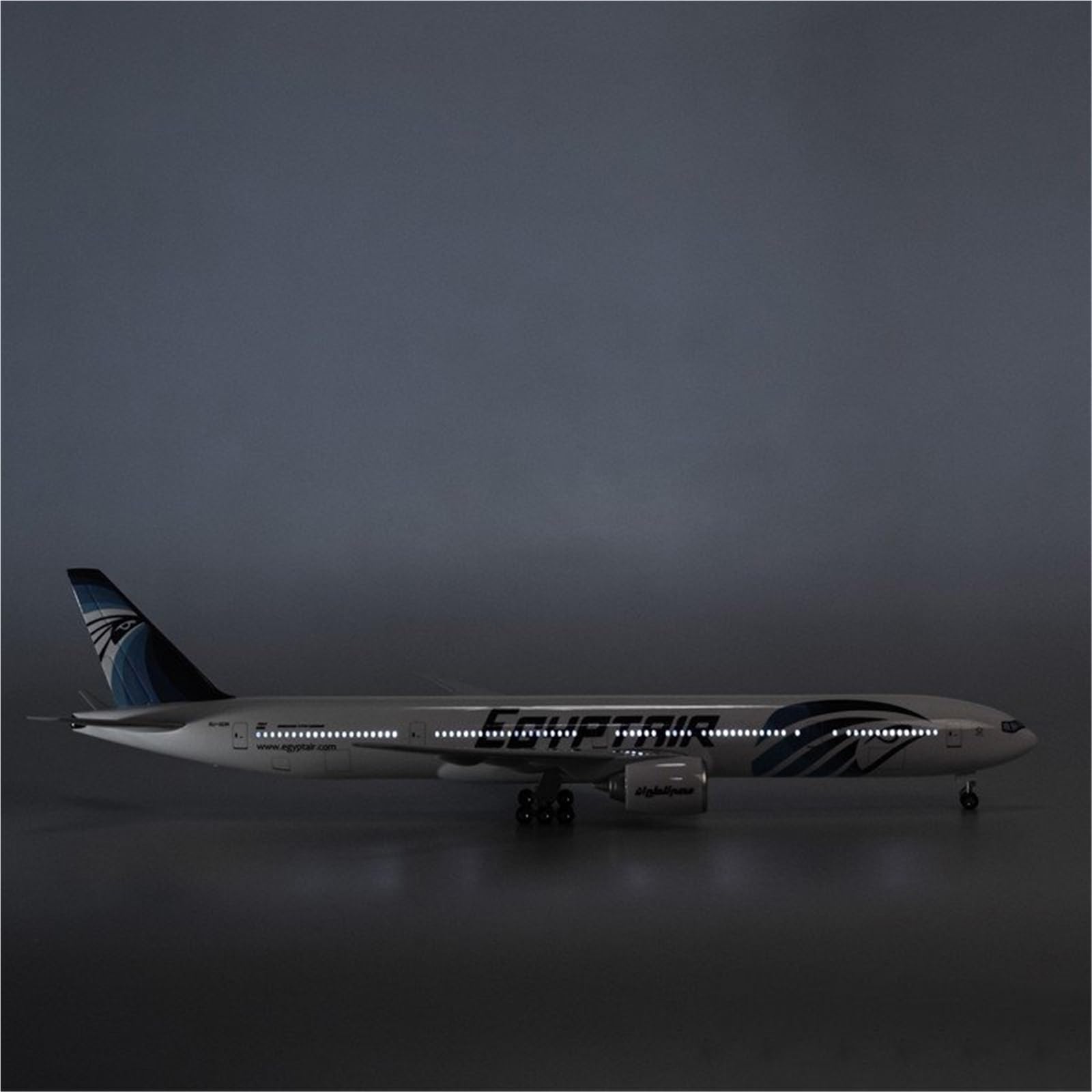 Repliki modeli samolotów Replika samolotów cywilnych w skali 1/157 47 cm EgyptAir dla modelu samolotu Boeing 777 do wyświetlania w lotnictwie Miniaturowy model samolotu (ze światłem)
