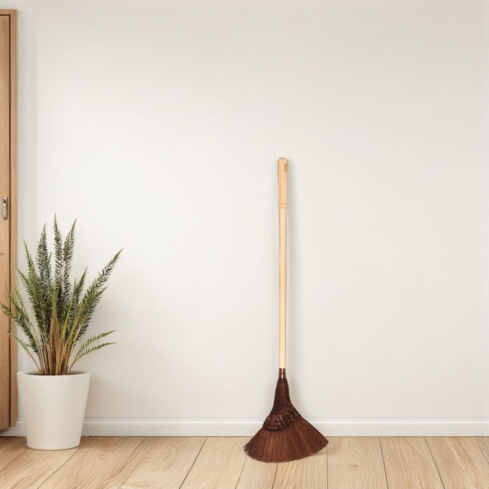 Handgefertigter Palmfeger mit Holzstiel, Klassisch Vintage, Kaffee