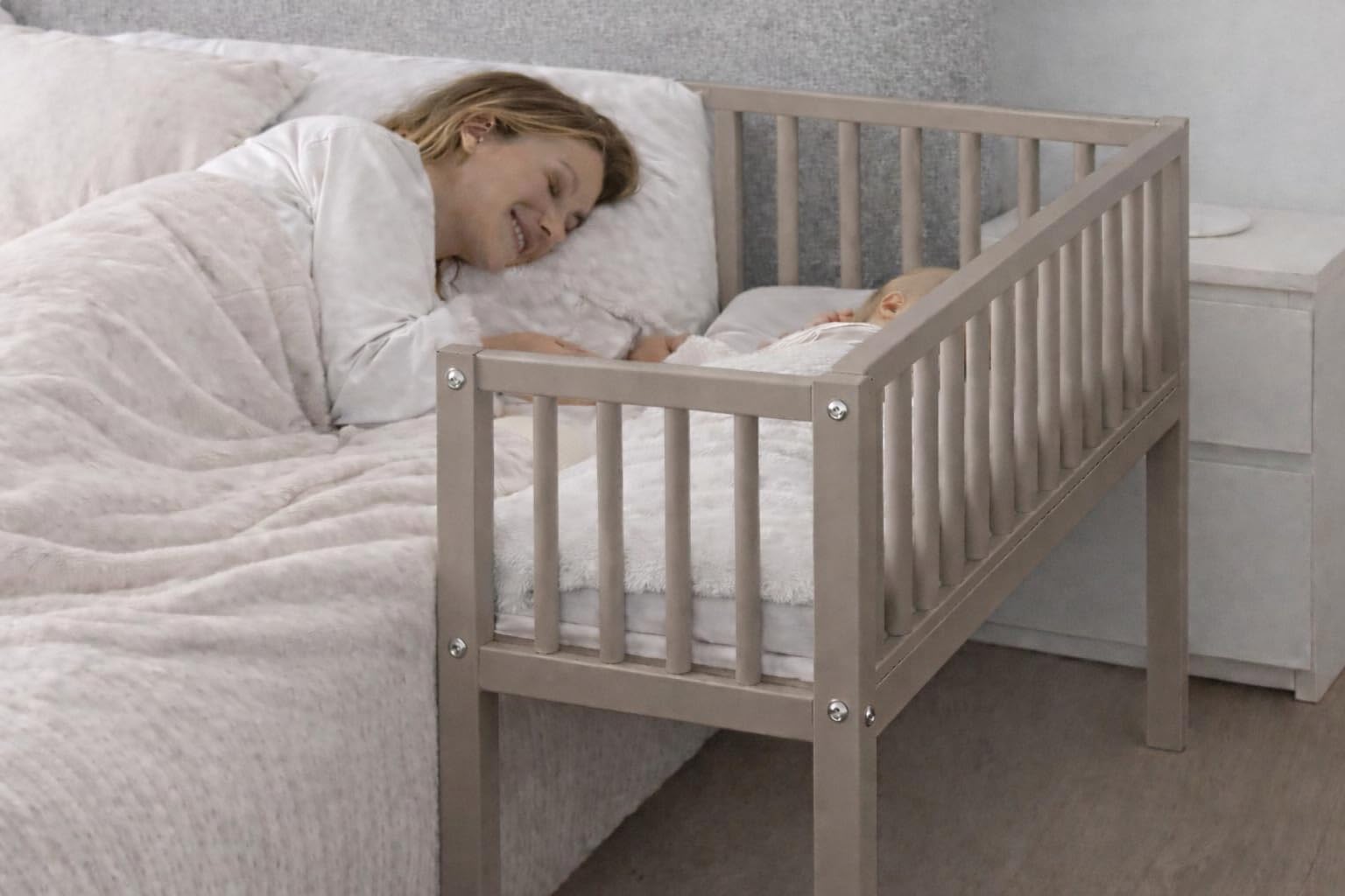 Beistellbett Baby 80x40 cm Charlie – Massives Buchenholz – inkl. Matratze & Befestigungsgurt – Absenkbare Seite – Babybett Taupe