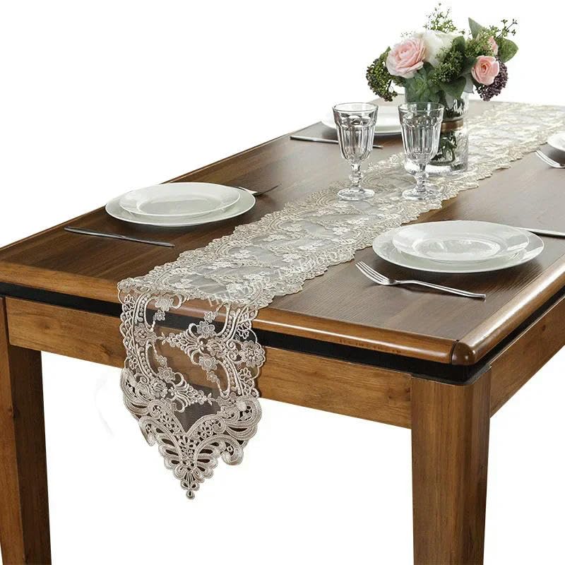Chemin de table mousseline blanc pour sublimer une table de mariage - 3