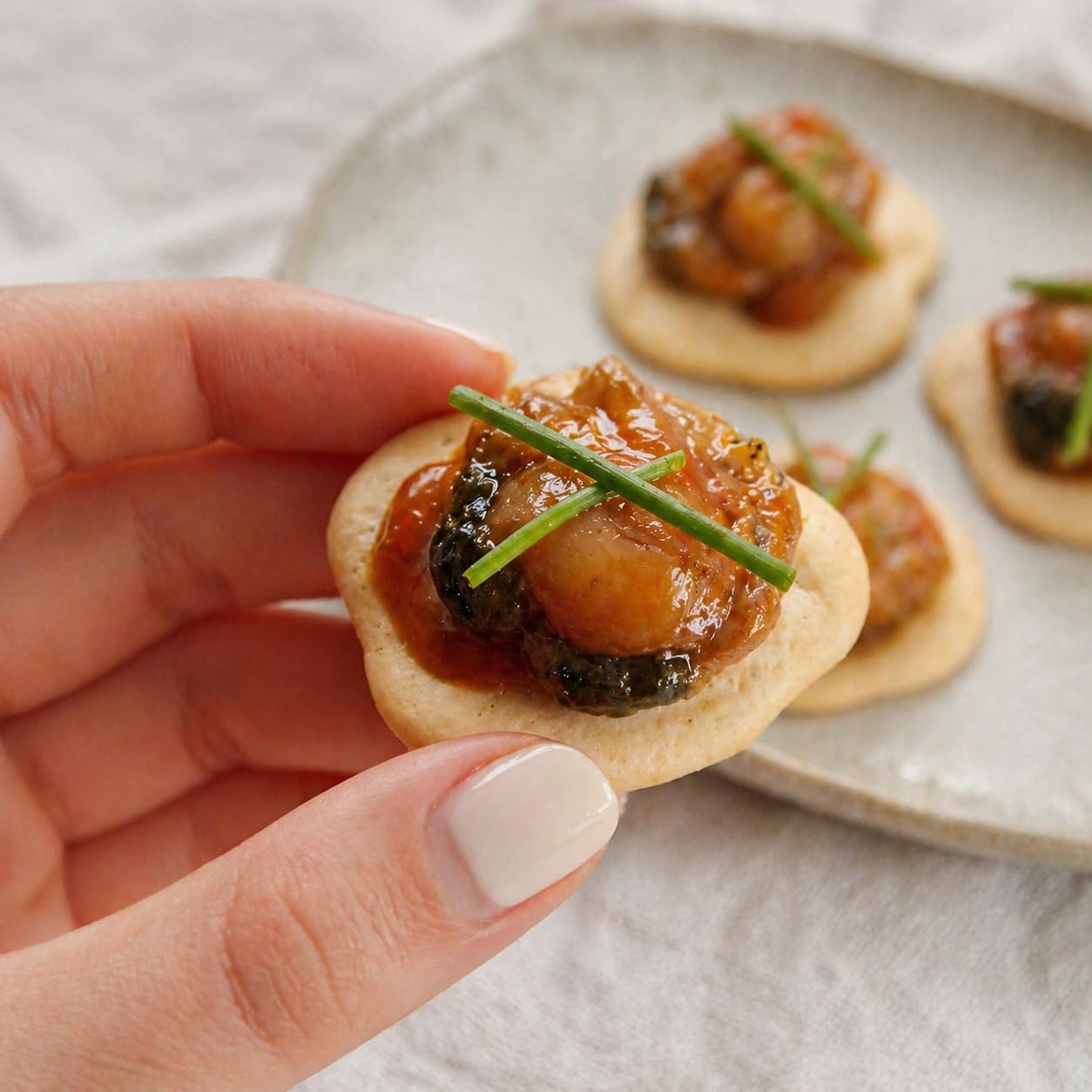 Cesta Gourmet Cíes de VinNatura con Conservas Artesanales y Vino Godello | Regalo gourmet gallego, regalos de empresa, cesta con vino, elaboración tradicional, tarjeta personalizable