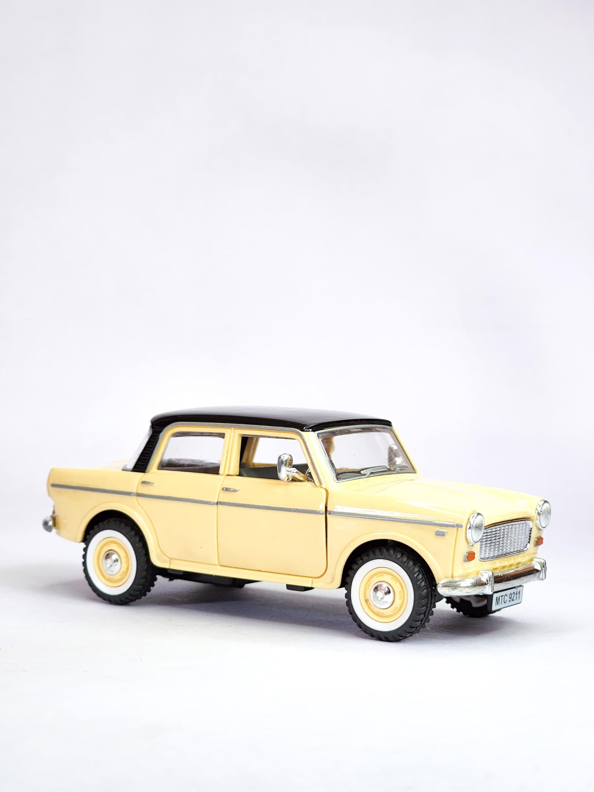 1:32 Queens Vintage Classic Diecast-Style Toy Car – Pull Back