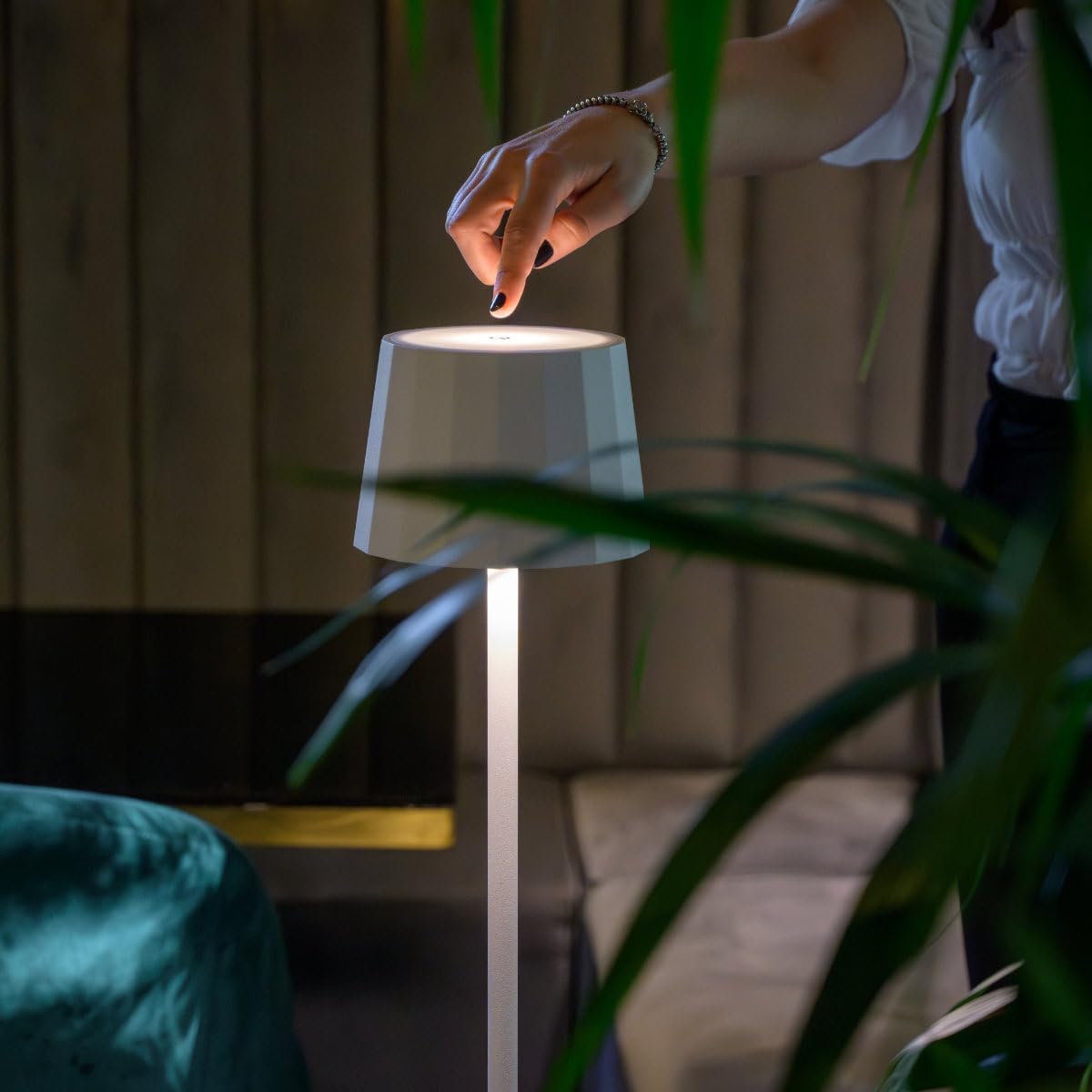 Floor Piantana Dimmerabile Senza Fili Impermeabile IP54 in Alluminio Autonomia 23 Ore, Lampada Led Ricaricabile con Touch Control e Base Antiribaltamento, Altezza Modulare (Bianco)
