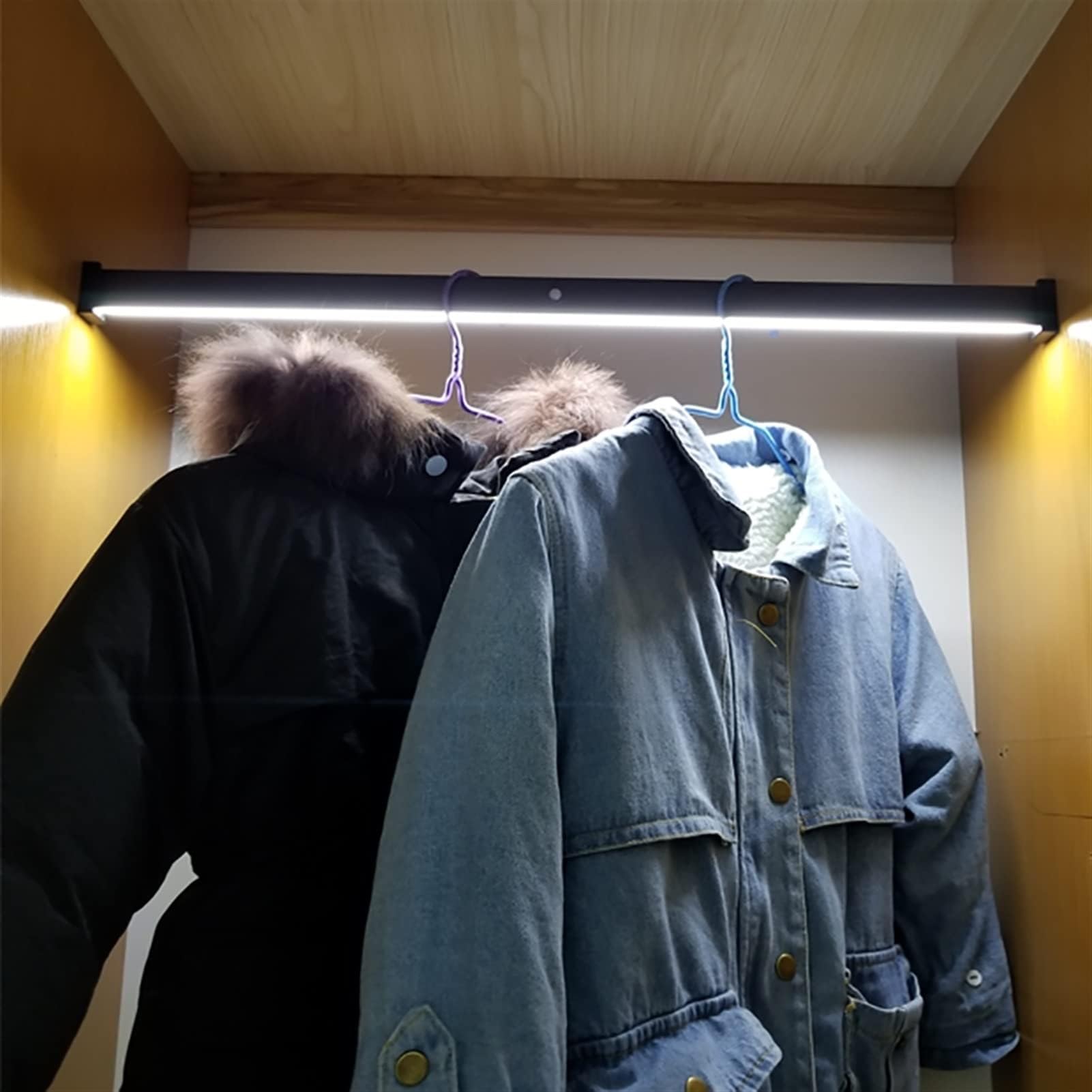 Verstellbare Kleiderstange aus Metall, 40120 cm, mit LED-Licht und Infrarot-Sensor, robust, 50 kg Kapazität, Kleiderstange für Kleiderschrank-Organisation und Beleuchtung