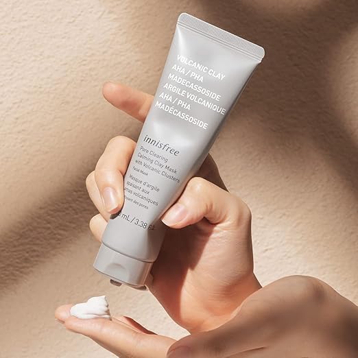 While the Innisfree Pore Clearing Clay Masks effectively cleanse the skin, they do not cause excessive dryness or strip away natural oils. This non-stripping formula ensures that the skin remains balanced and hydrated even after use.