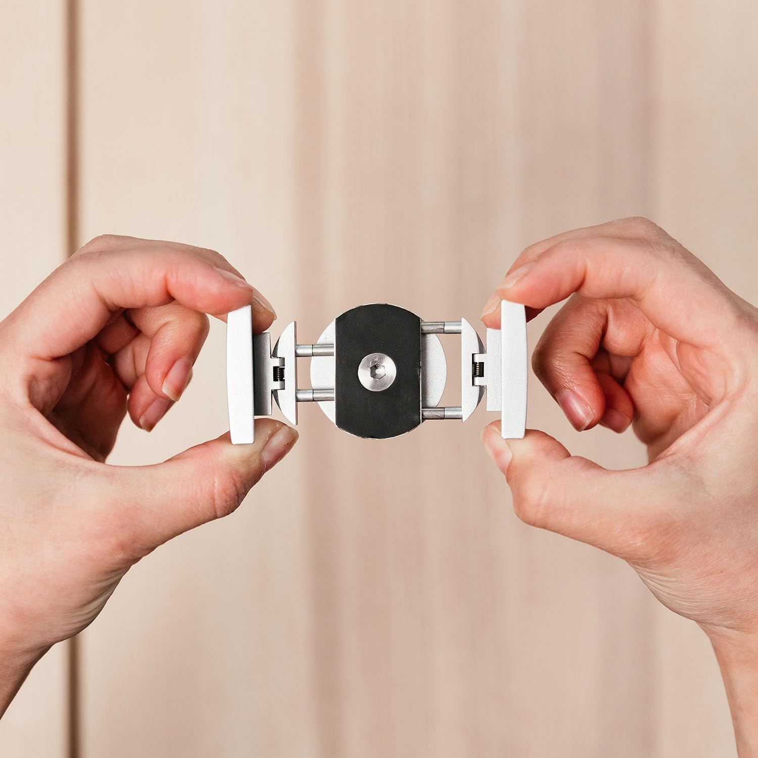 Loop Micro Mount – Supporto per telefono da bicicletta super compatto per iPhone e Samsung – Supporto per attacco manubrio in metallo, facile installazione, misura universale, integrazione senza