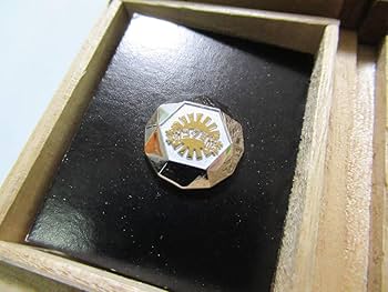 Amazon.co.jp: ピンバッジバッヂバッチコクヨ木箱付き銀色社員章