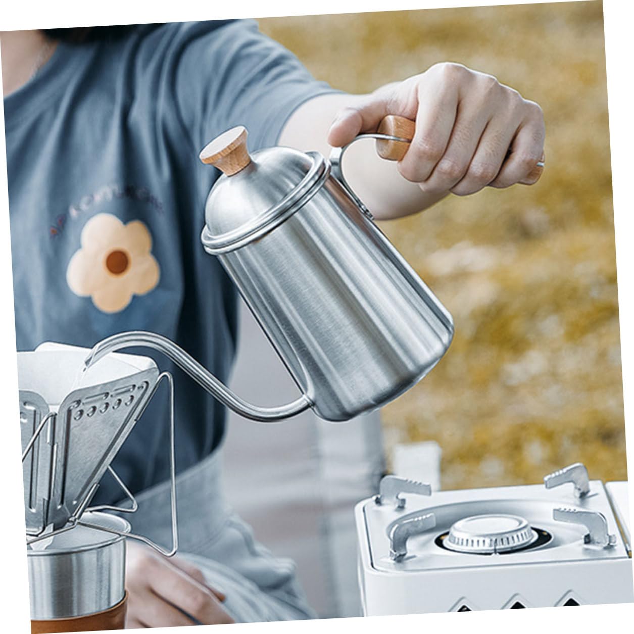 Japanischer Edelstahl Kaffeekessel mit Holzgriff Tragbarer Outdoor Wasserkocher für Camping Induktionsgeeigneter Teekessel mit Hitzebeständigem Boden und Schnellem Ausguss