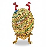 Peacock Fabergé Egg Austrian Crystal 24K Gold Handmade Pierre Lorren Art Pierre Lorren artigianale in stile Fabergé uovo di pavone e braccialetto fatto a mano Fino a 286 gioielli a mano realizzati con diamanti di cristallo austriaco di alta qualità Accenti di oro 24K su peltro massiccio fatto a mano Un portagioie nascosto viene rivelato quando le ali si aprono. Dimensioni: 20 x 10,8 cm. Ogni pezzo è decorato a mano in modo diverso; non ne esistono due uguali. Pronti per il presente: una scatola sofisticata e una carta di autenticità ufficiale di Pierre Lorren Simbolo di fortuna, bellezza e orgoglio: un oggetto da collezione senza tempo