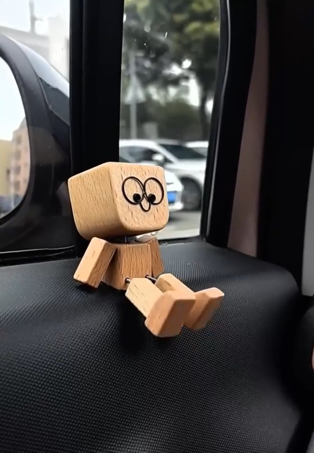 Figurine D'homme En Bois Secoué, Décoration De Tableau De Bord De Voiture Poupee En Bois Aux Pieds Tremblants Faite A La Main Avec 12 Expressions Magnetiques Decoration De Bureau Creative