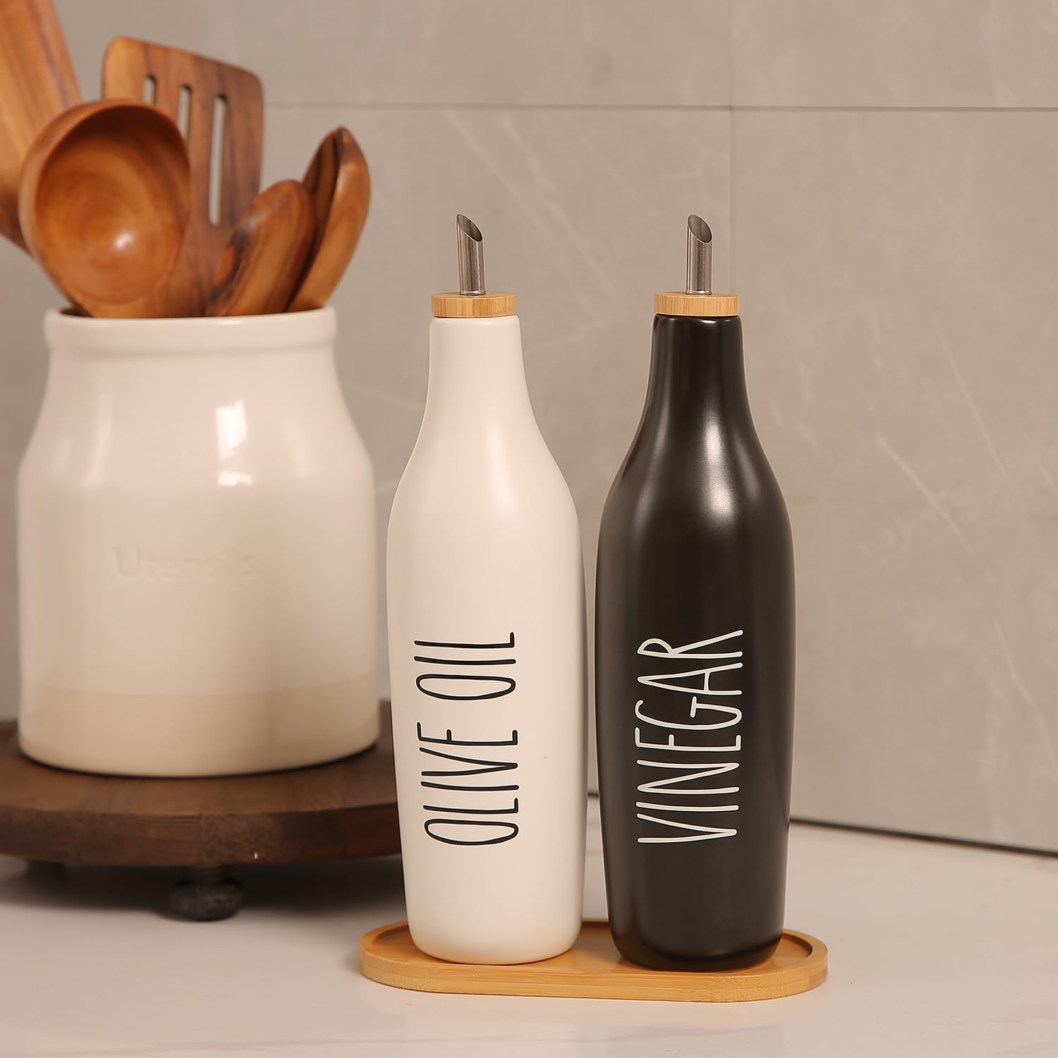 HOMCDALY Olivenöl und Essig Spender Set, Keramik Öl und Essig Flaschen mit Bambus Tablett, 16 Unzen Ölbehälter Küche Olivenöl Menage Ölbehälter Küche Dekor | 2er Set - P-Black&White
