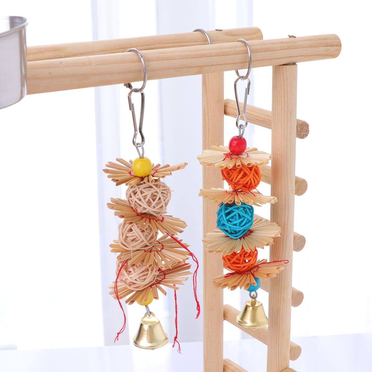 Jouet à Mordre pour Perroquet Et Oiseaux Suspendu en Rotin Naturel 2 Pièces Coloré Et Naturel Jouets à Suspendre pour Cages Petits Perroquets Et Perruches
