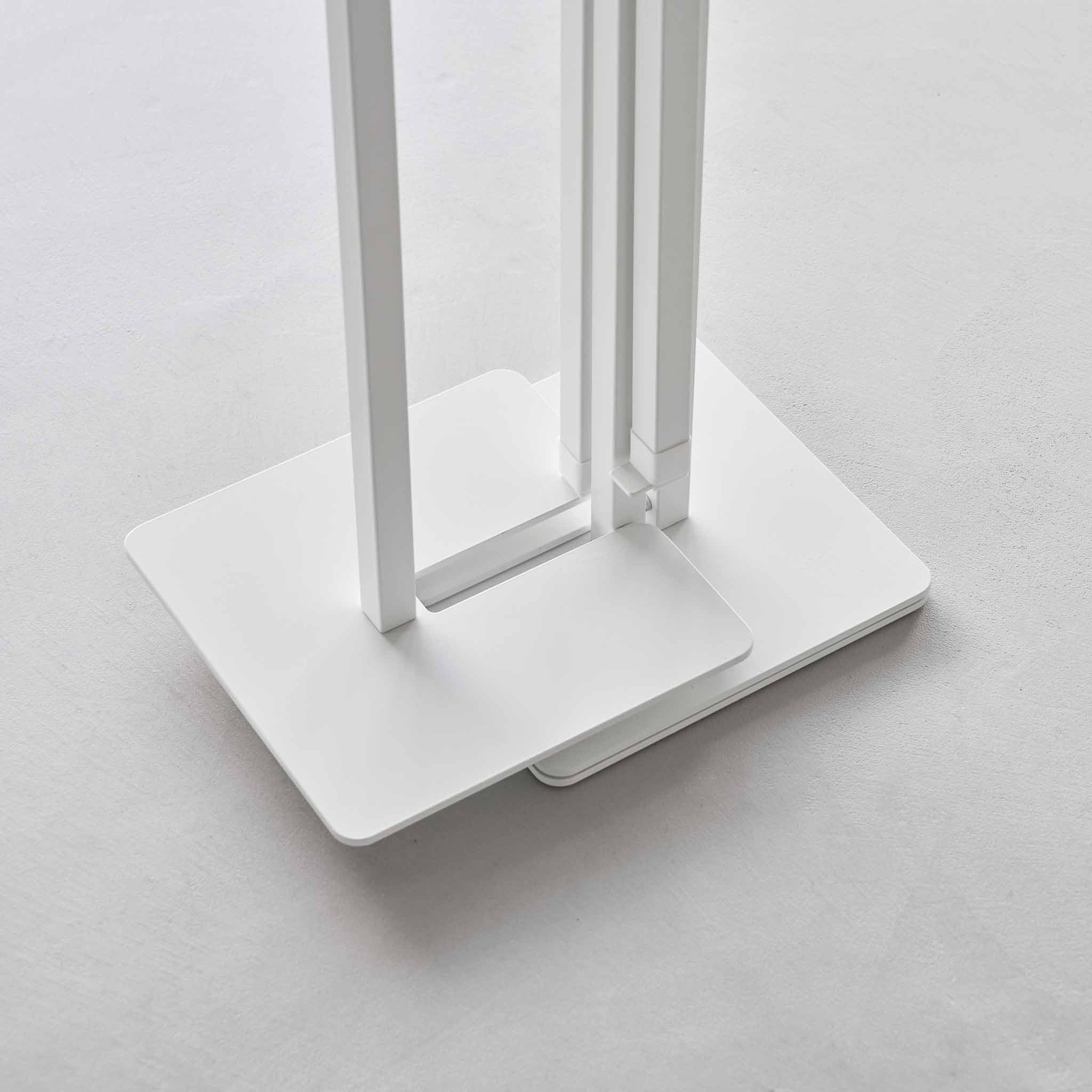 YAMAZAKI Tower Klappbarer Zweistangen-Wäscheständer, schwarz | Stahl, Für den Innenbereich, Cleveres Eckdesign, Zusätzliche Haken, 25 x 278,6 x 142 cm, Japanisches Design