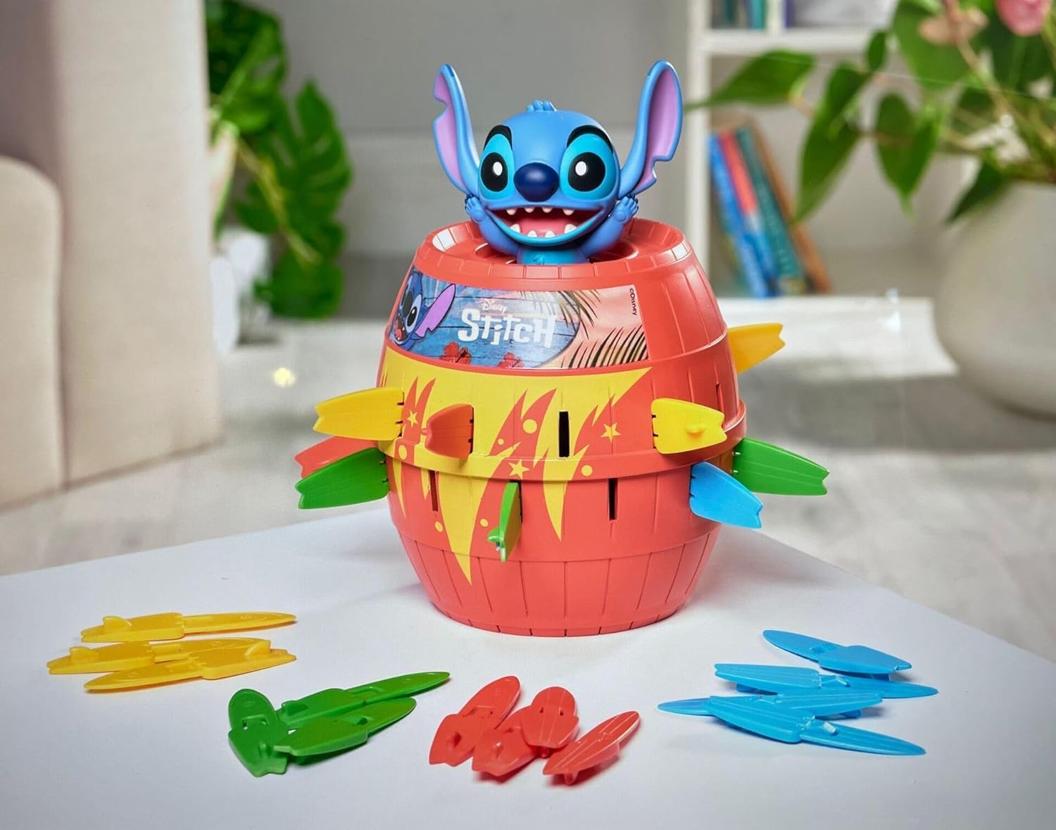 Tomy Juego de Mesa de acción Pop Up Stitch de Disney, Divertido Juego Familiar y para niños a Partir de 4 años, Juego Infantil Preescolar para niños, niñas y Adultos.