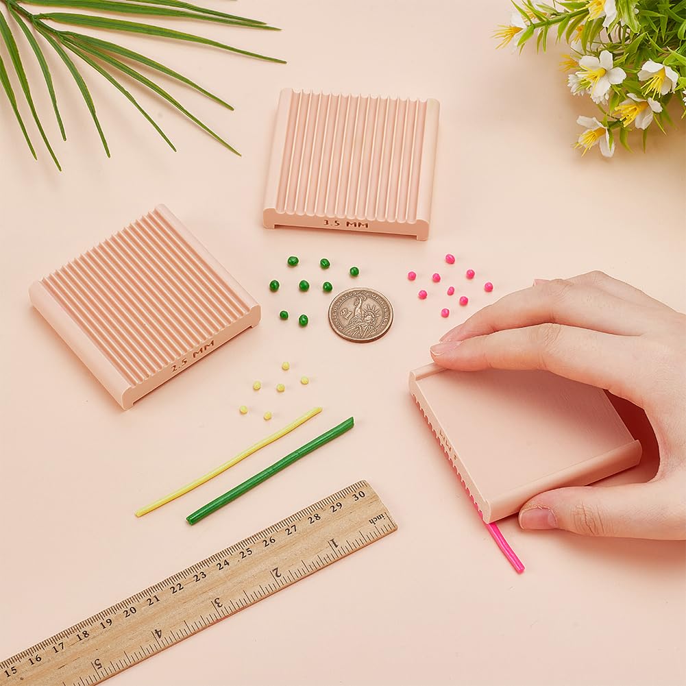 BENECREAT 3 Stück Polymer Clay Perlenformer Set in 3 Größen, Plastik Perlenformer mit 2.5mm 3mm 3.5mm Schlitz, Pfirsichfarbenes Tonkugel Rollwerkzeug für Schmuckherstellung und DIY Tonperlen Formung