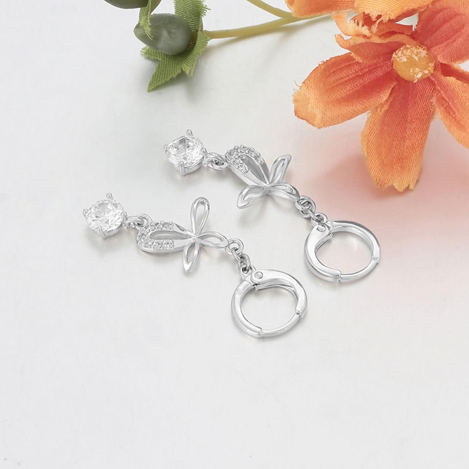 Pendientes de aro con colgante de mariposa y moissanita