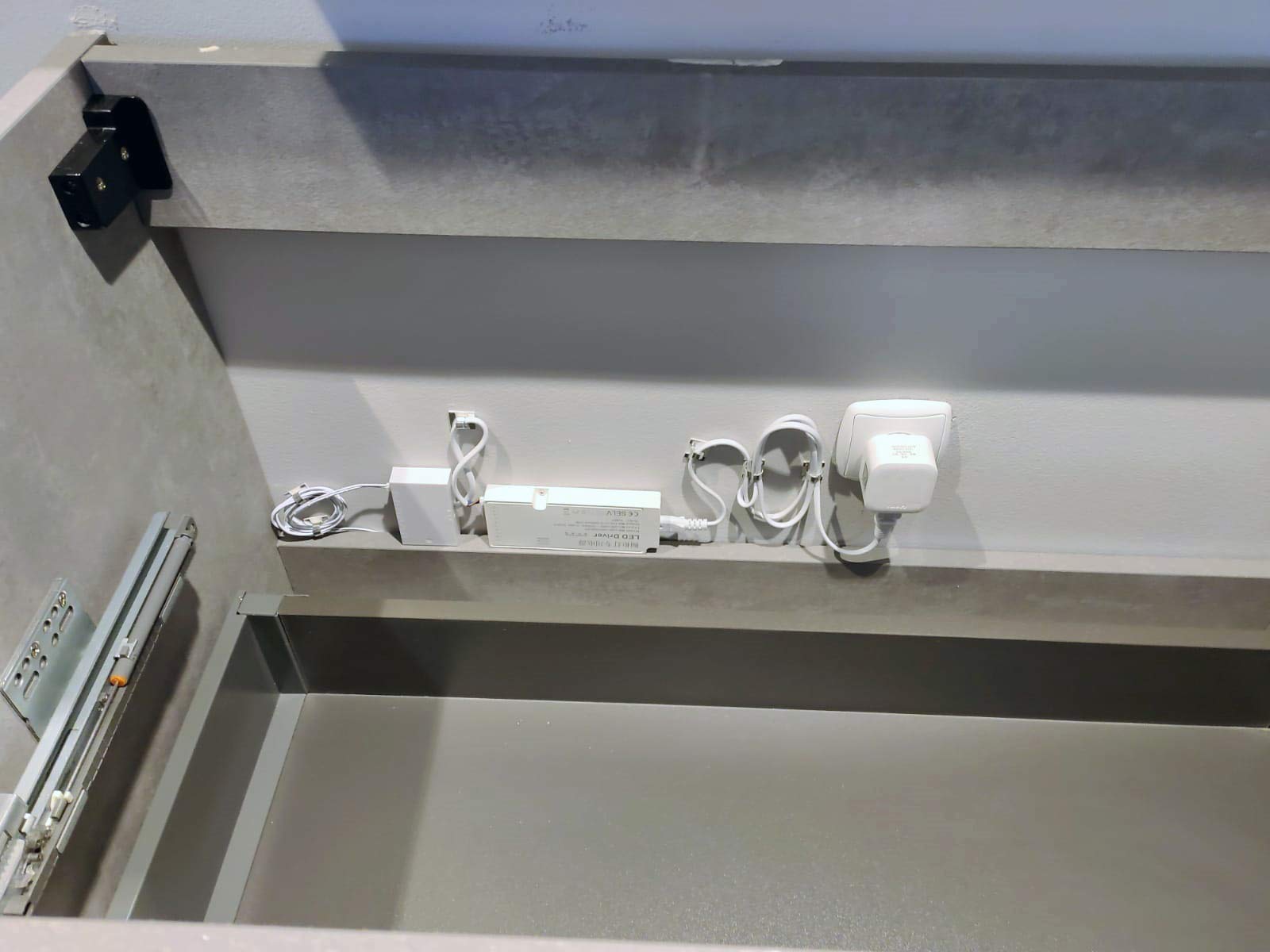 BERNSTEIN - Réglette éclairage bande LED lumineuse adhésive sous meuble de salle de bain Blanc froid 60cm - Aluminium - 6000K