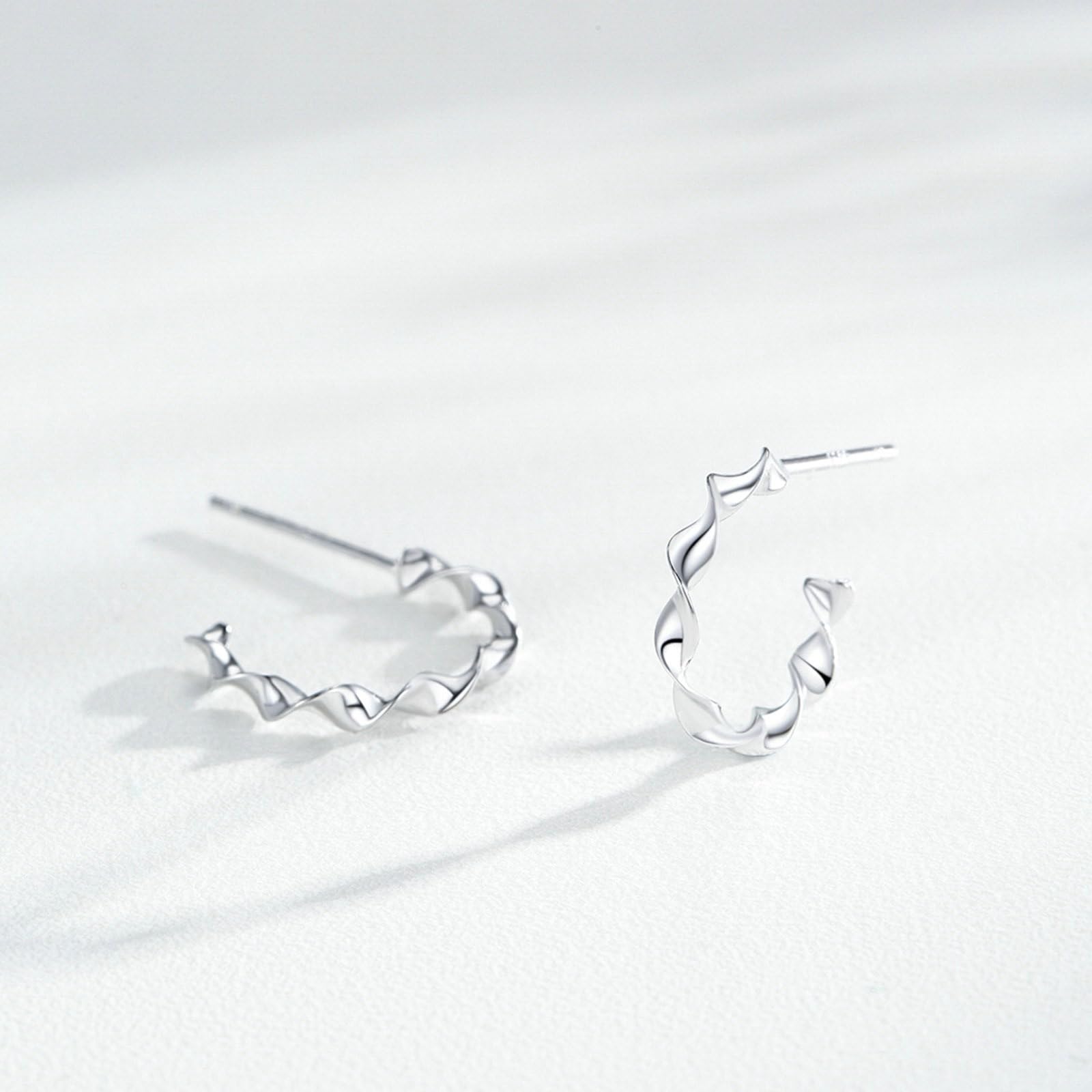 Pendientes de tuerca de oro blanco para mujer, oro blanco de 14 quilates, elegante diseño trenzado en forma de C, aretes de tuerca para cartílago de hélice, para mujer, madre, esposa, hija