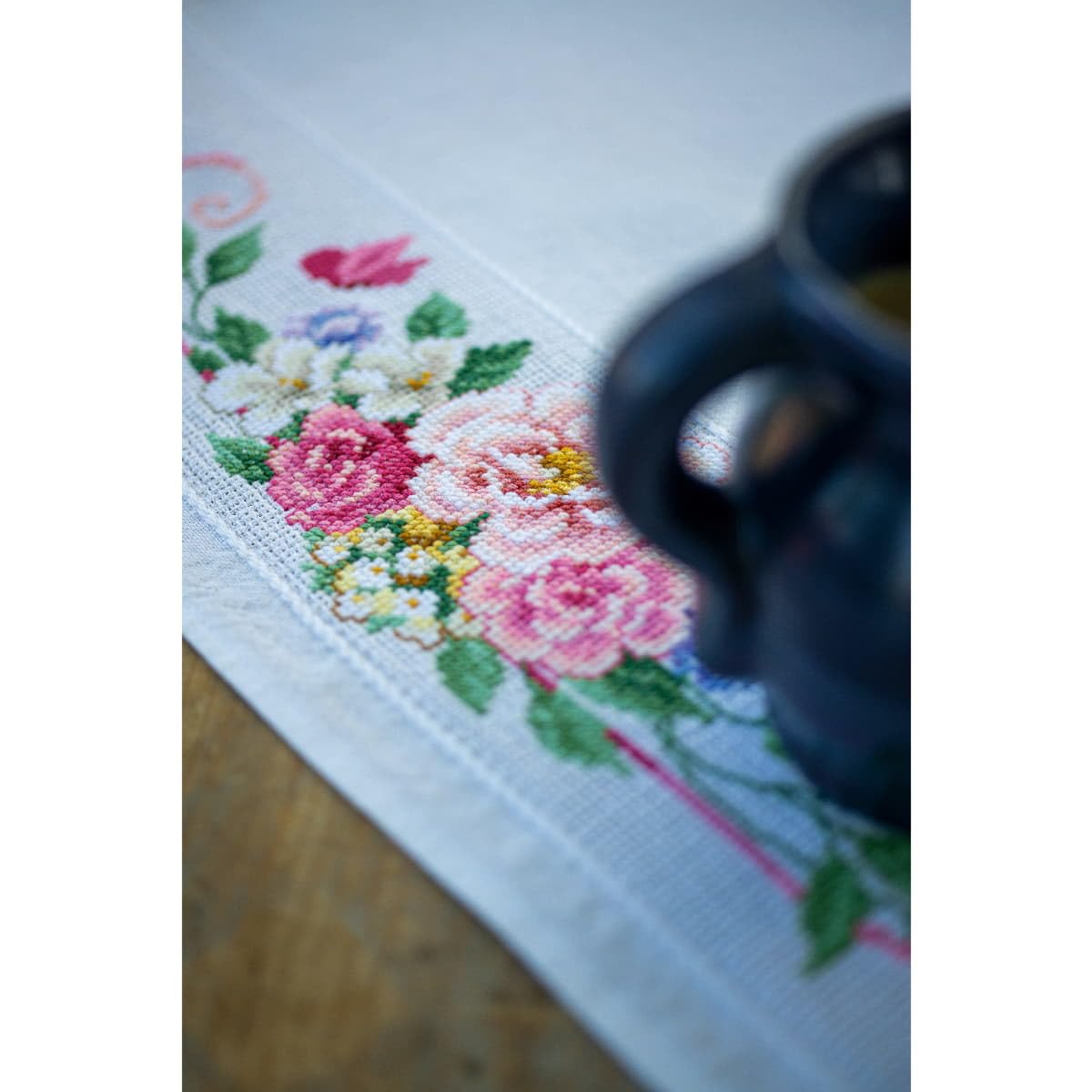 Vervaco Tovaglia Punto Croce Con Tela Aida FIORI E FARFALLE Biancheria Da Tavola Set Fai Da Te Creativo Punto Croce Contato Kit 80 x 80 cm Hobby Creativi Adulti Casa Decor Cross Stitch Embroidery