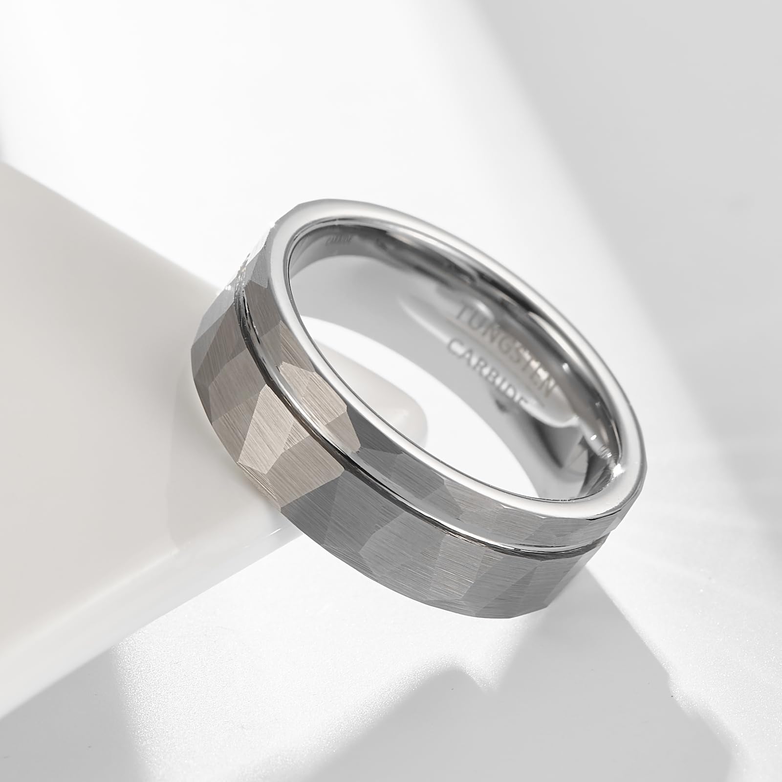 Fascia Borderline Sfaccettata - Anello Tungsteno Grigio Texture 8mm con Linea Accento Lucidata per Uomo e Donna (Misura USA)