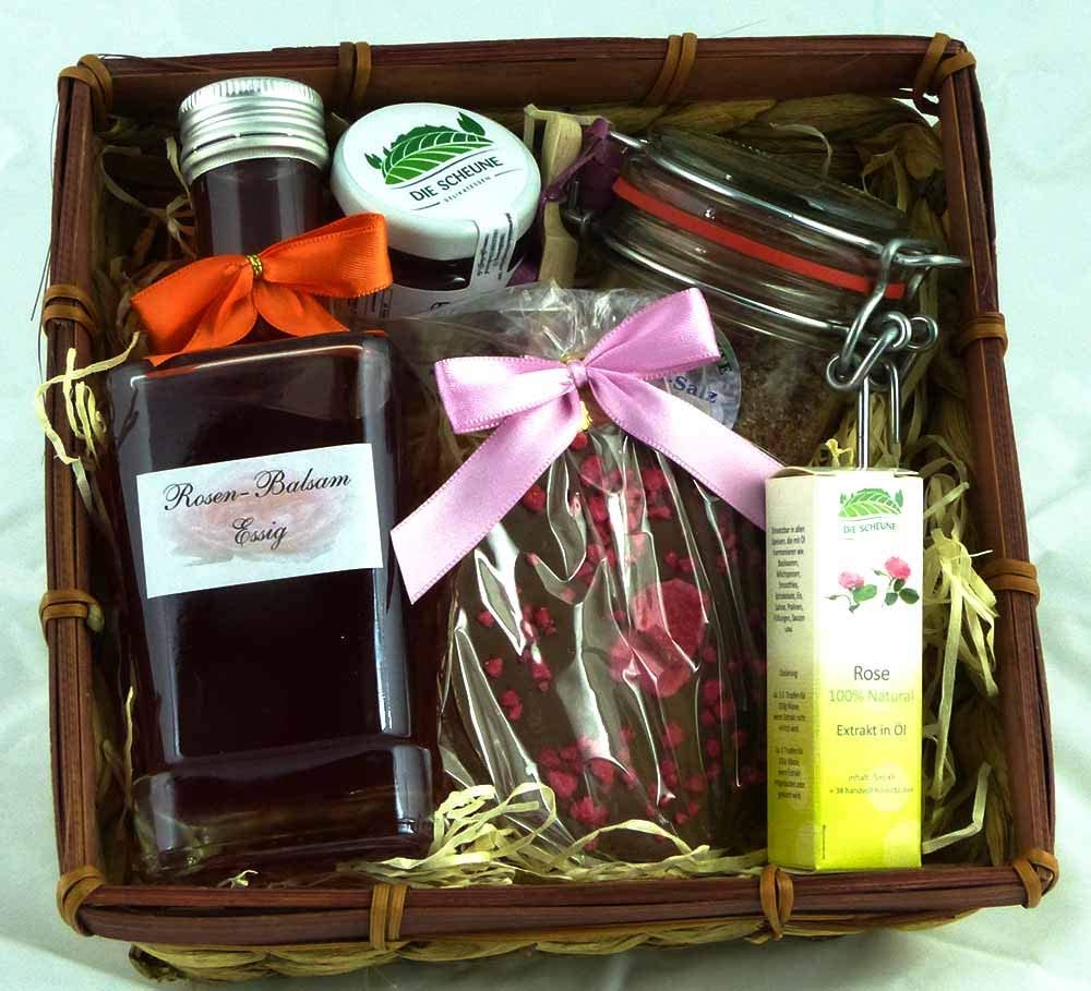 Geschenk für Frauen - Rosen Bouquet mit Rosen-Balsam-Essig, Rosensalz, Rosen-Fruchtaufstrich, Schokolade mit Rosenblüten und Rosenextrakt - Geschenkkorb Frau, Geschenk Hochzeitstag