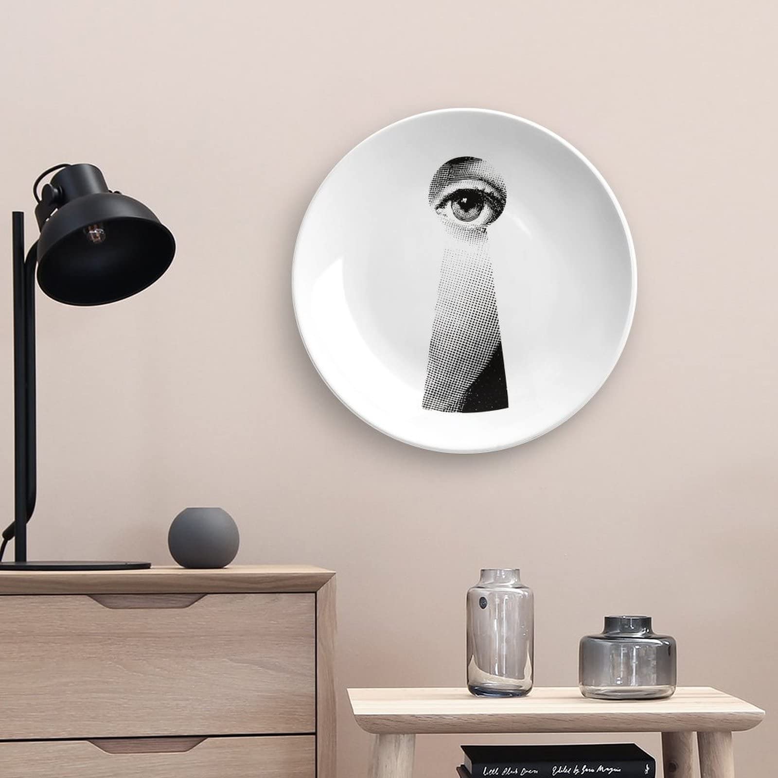 Placca Decorativa Da Parete Lina Cavalieri – Ceramica Con Staffa E Gancio, Formato A4 20 Cm