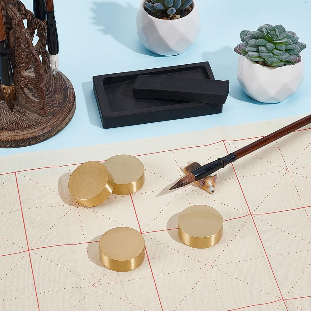 UNICRAFTALE 4 Stück Rundes Messing Papiergewicht Chinesische Kalligrafie Golden Exklusiv Hochwertige Deko 39.5mm Durchmesser Schwer Rundes Kalligrafie Papiergewicht Für Arbeitszimmer Schreibtisch