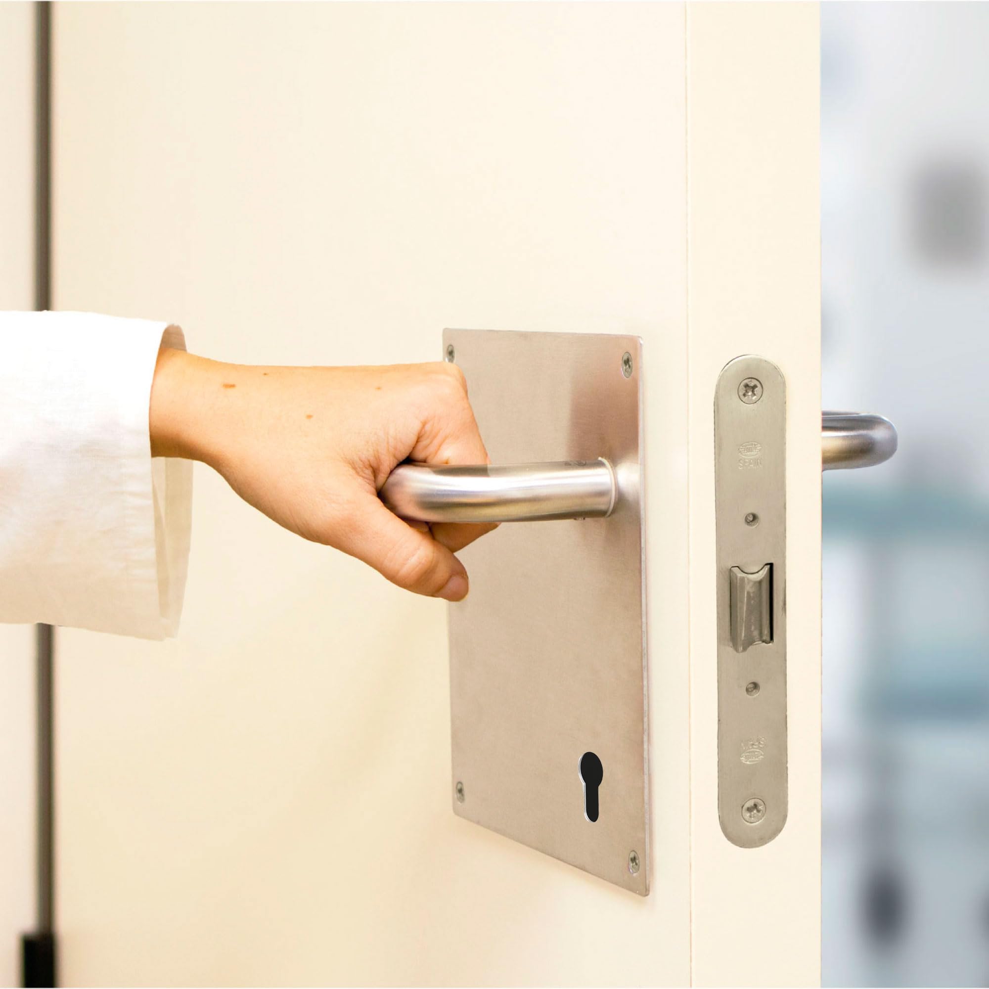 Amig - Jeu de poignées avec plaque pour porte | Poignée avec serrure à clé à 70 mm | Mod. 3CB70 | Acier inoxydable 18/8 | 180 x 180 mm | Carré de 8 mm | Argenté mat