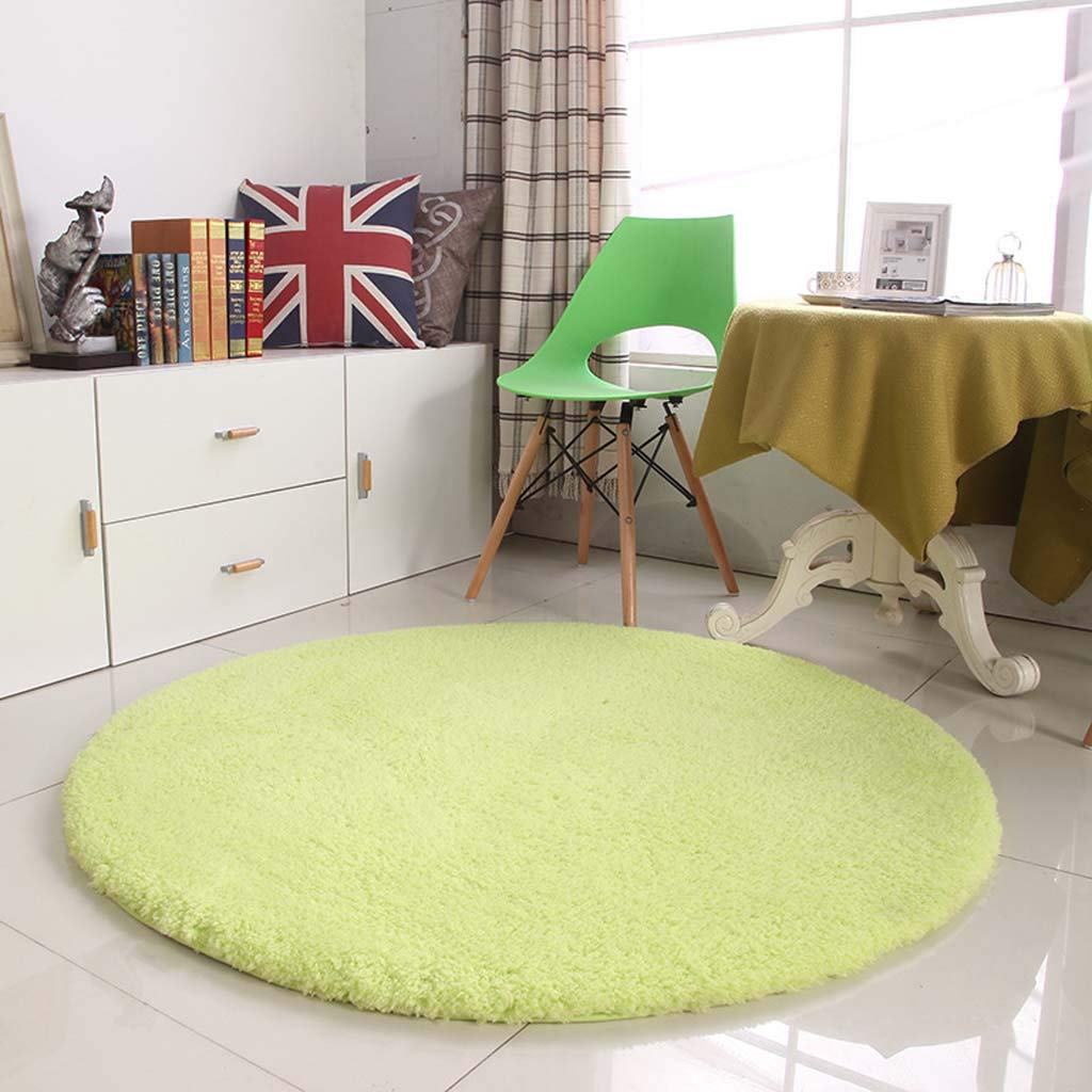 Tapis rond en peau d'agneau fini le sol froid au salon