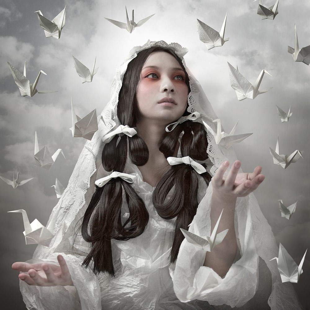 ART-PRINT-on matte-paper-220 g - Bogini origami Murakami Kiyo - Fotografia kwadrat obraz konceptualna sukienka japońska japońska bogini origami origami wh sztuka druk 25_X_25_in
