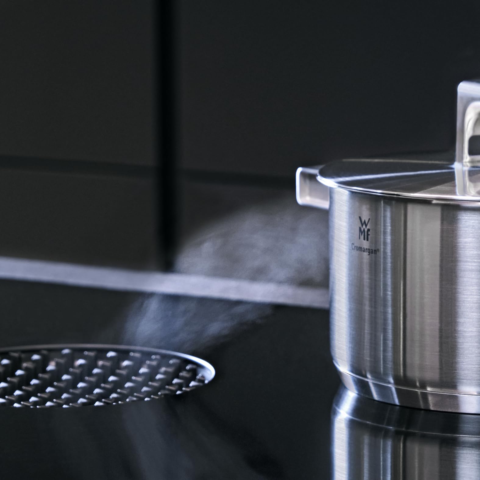 WMF Ultimate Cool Stielkasserolle 16cm mit Deckel, Kochtopf klein 1,4l, Milchtopf Induktion, Cromargan Edelstahl matt, unbeschichtet, Induktions Topf mit Innenskalierung, spülmaschinengeeignet